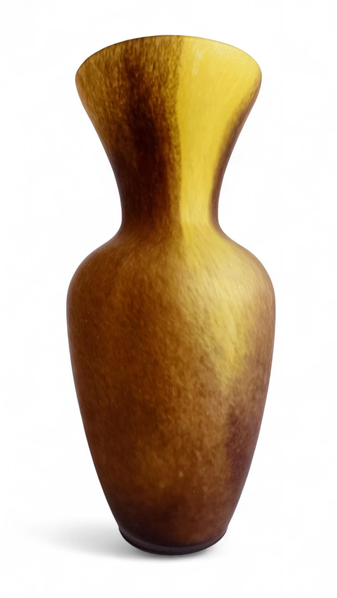Vaso di vetro francese con finitura acidata nello stile di Daum Nancy in vendita 9