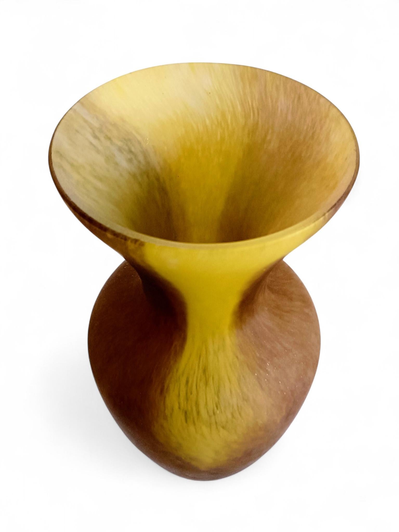 Vaso di vetro francese con finitura acidata nello stile di Daum Nancy in vendita 10