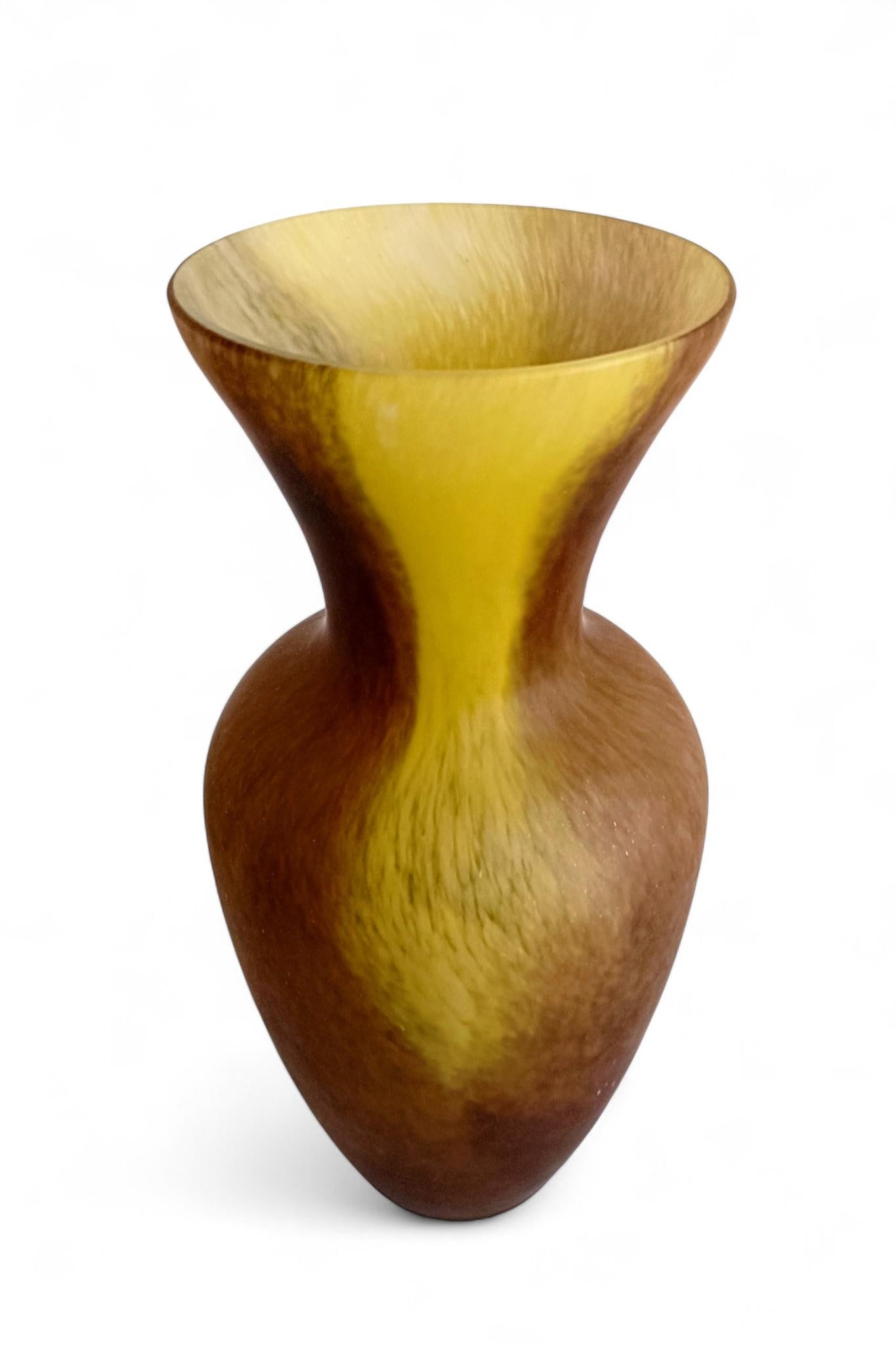 Vaso di vetro francese con finitura acidata nello stile di Daum Nancy in vendita 11