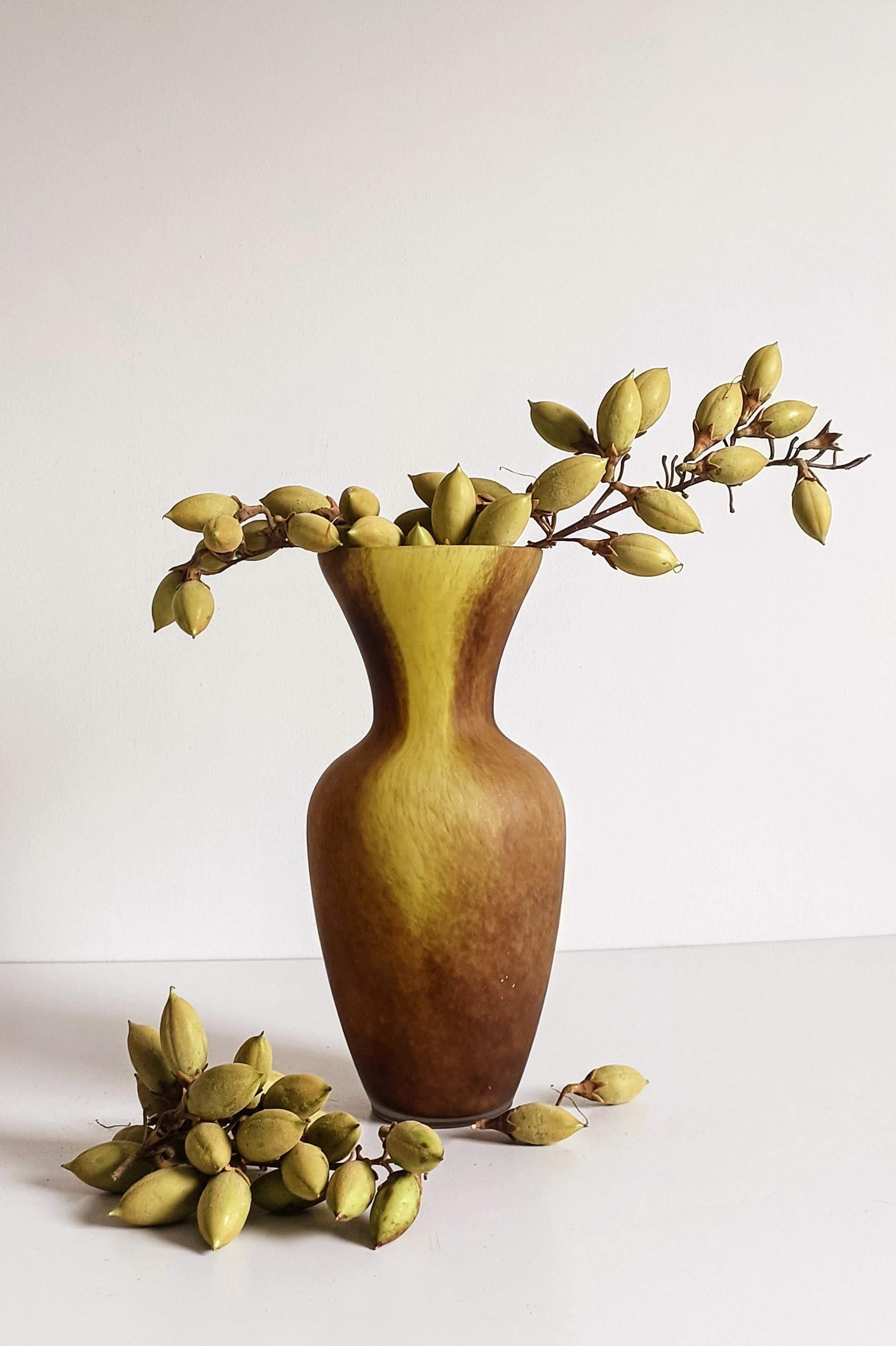 Insolito vaso di vetro francese della metà del secolo scorso con influenze Art Déco, anni '50

Un eccezionale vaso in vetro francese degli anni '50, che mostra un raro mix di design del Mid-Century Modern con influenze Art Deco. Il pezzo presenta