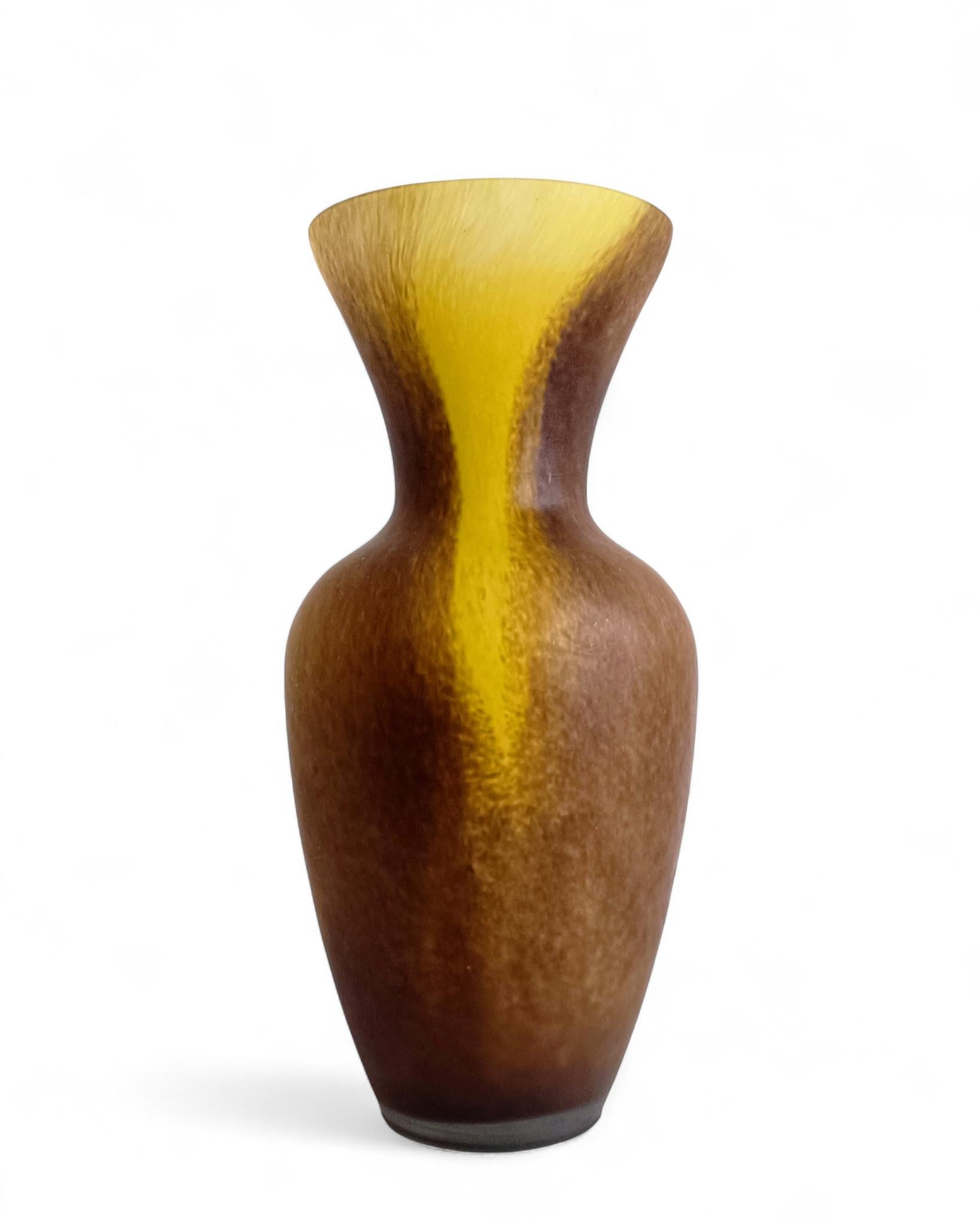 Mid-Century moderno Vaso di vetro francese con finitura acidata nello stile di Daum Nancy in vendita