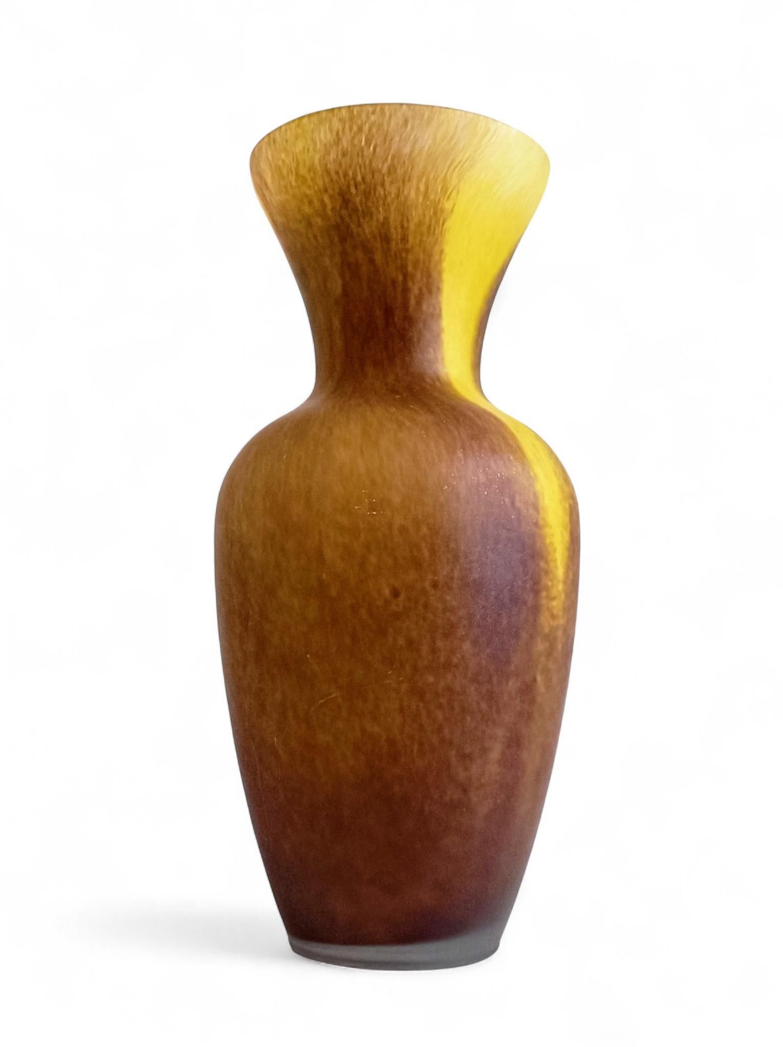 Francese Vaso di vetro francese con finitura acidata nello stile di Daum Nancy in vendita
