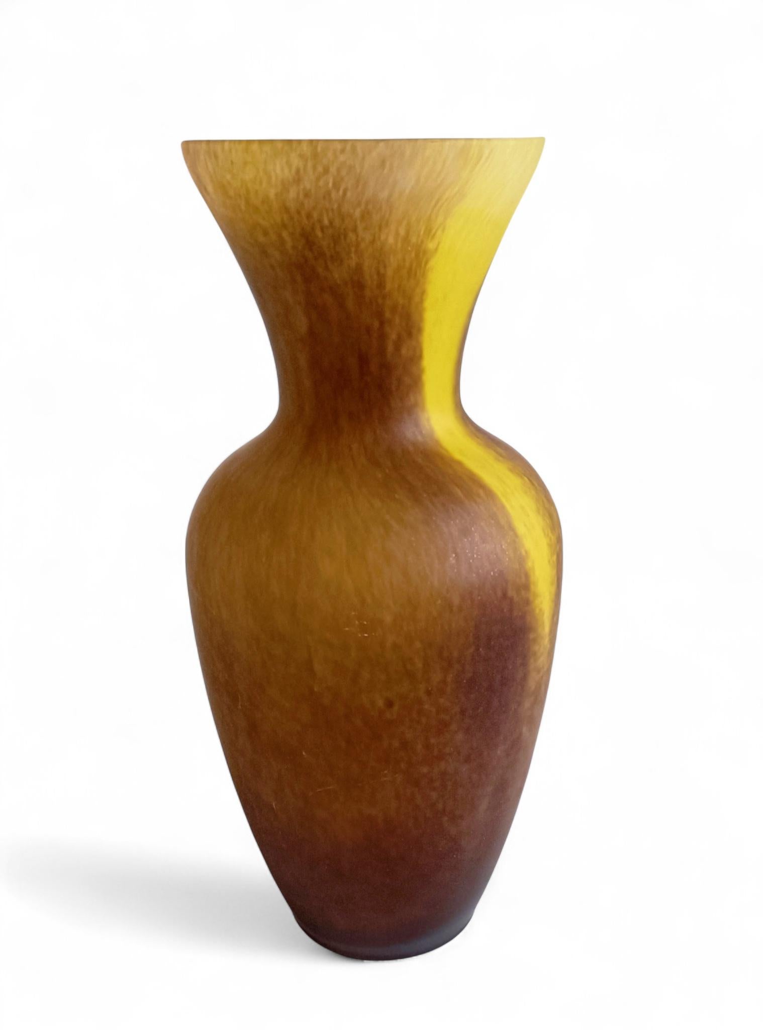 Satinato Vaso di vetro francese con finitura acidata nello stile di Daum Nancy in vendita