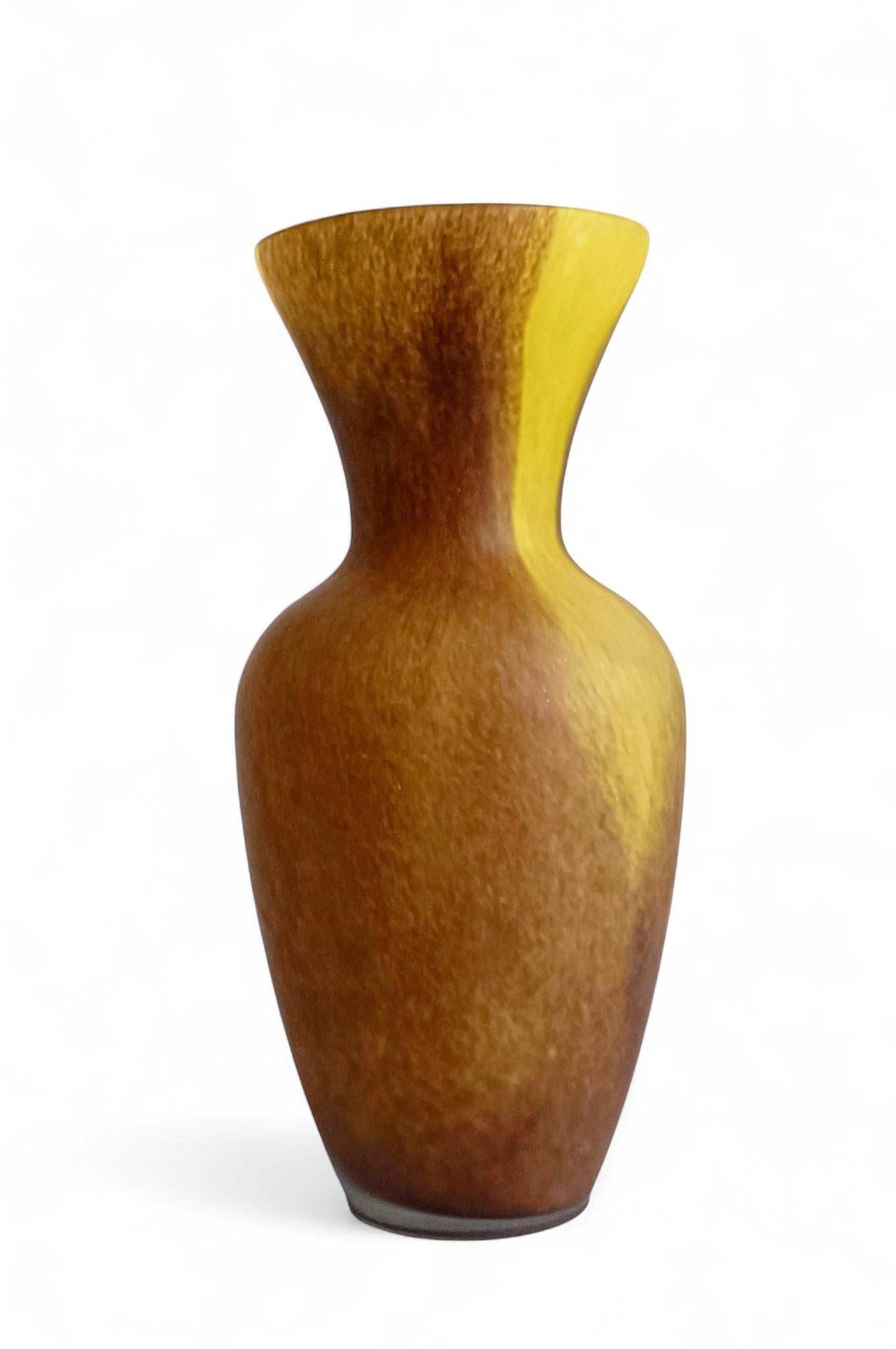 XX secolo Vaso di vetro francese con finitura acidata nello stile di Daum Nancy in vendita