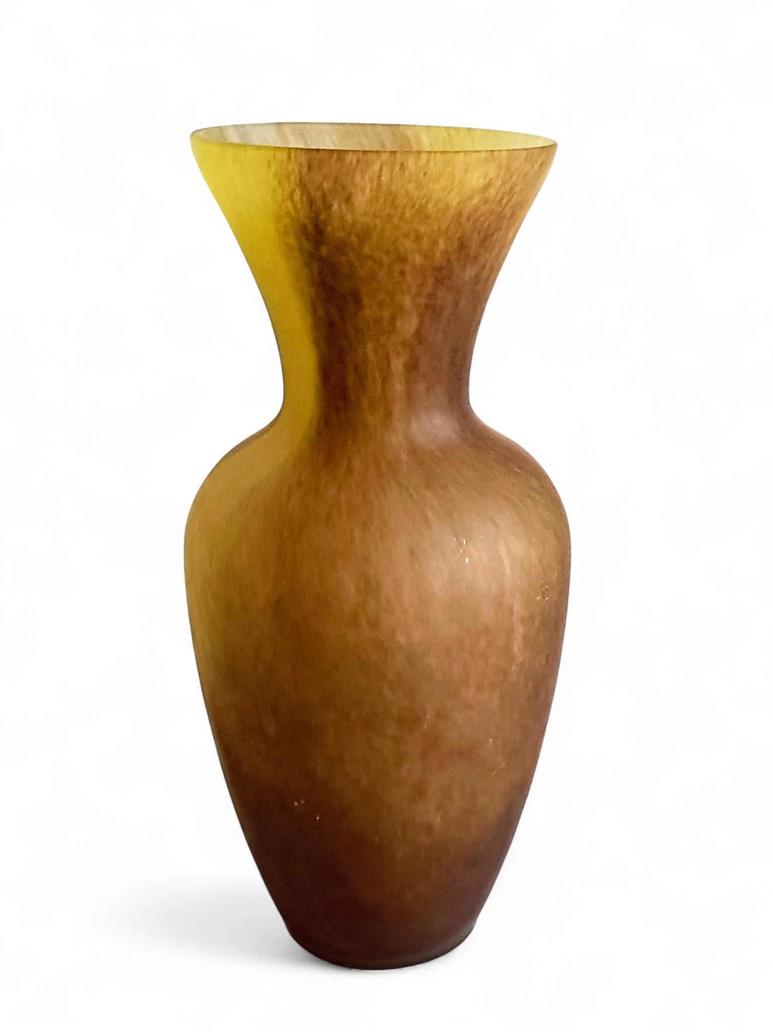 Vetro Vaso di vetro francese con finitura acidata nello stile di Daum Nancy in vendita