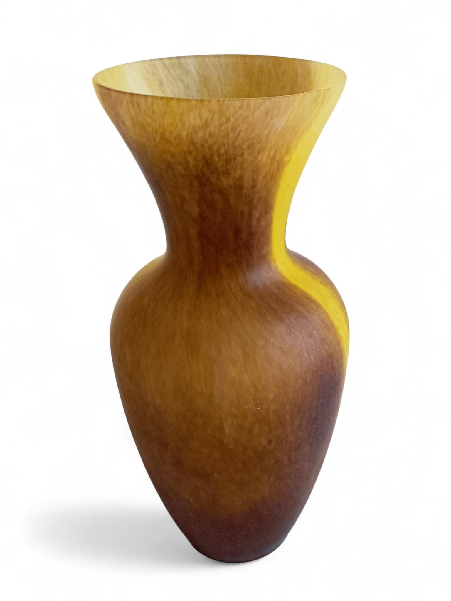 Vaso di vetro francese con finitura acidata nello stile di Daum Nancy in vendita 1