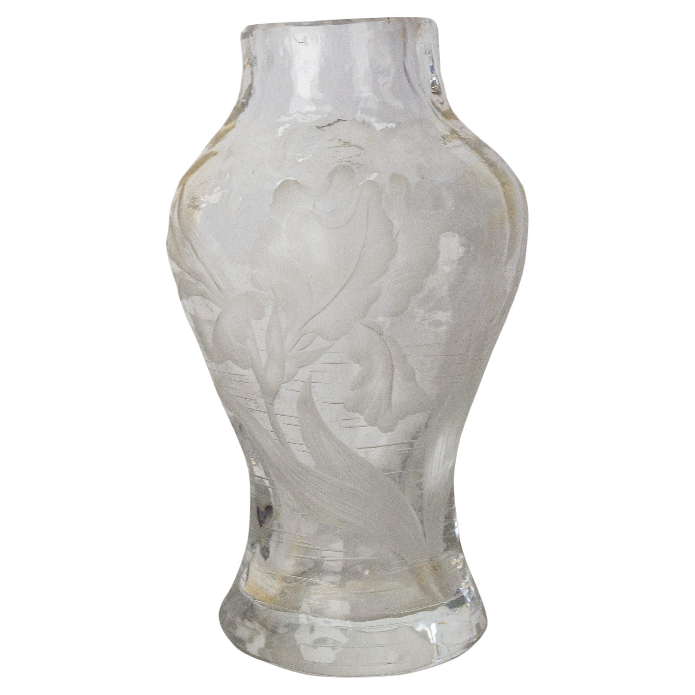 Französische Glasvase im Jugendstil
Im Vordergrund einer lakustrischen Dekoration ist eine Schwertlilie eingraviert.
Die Iris ist eine der typischen Blumen des Jugendstils
Unregelmäßiger Vasenhals und -fuß, typisch für den Art Nouveau.
Maison
