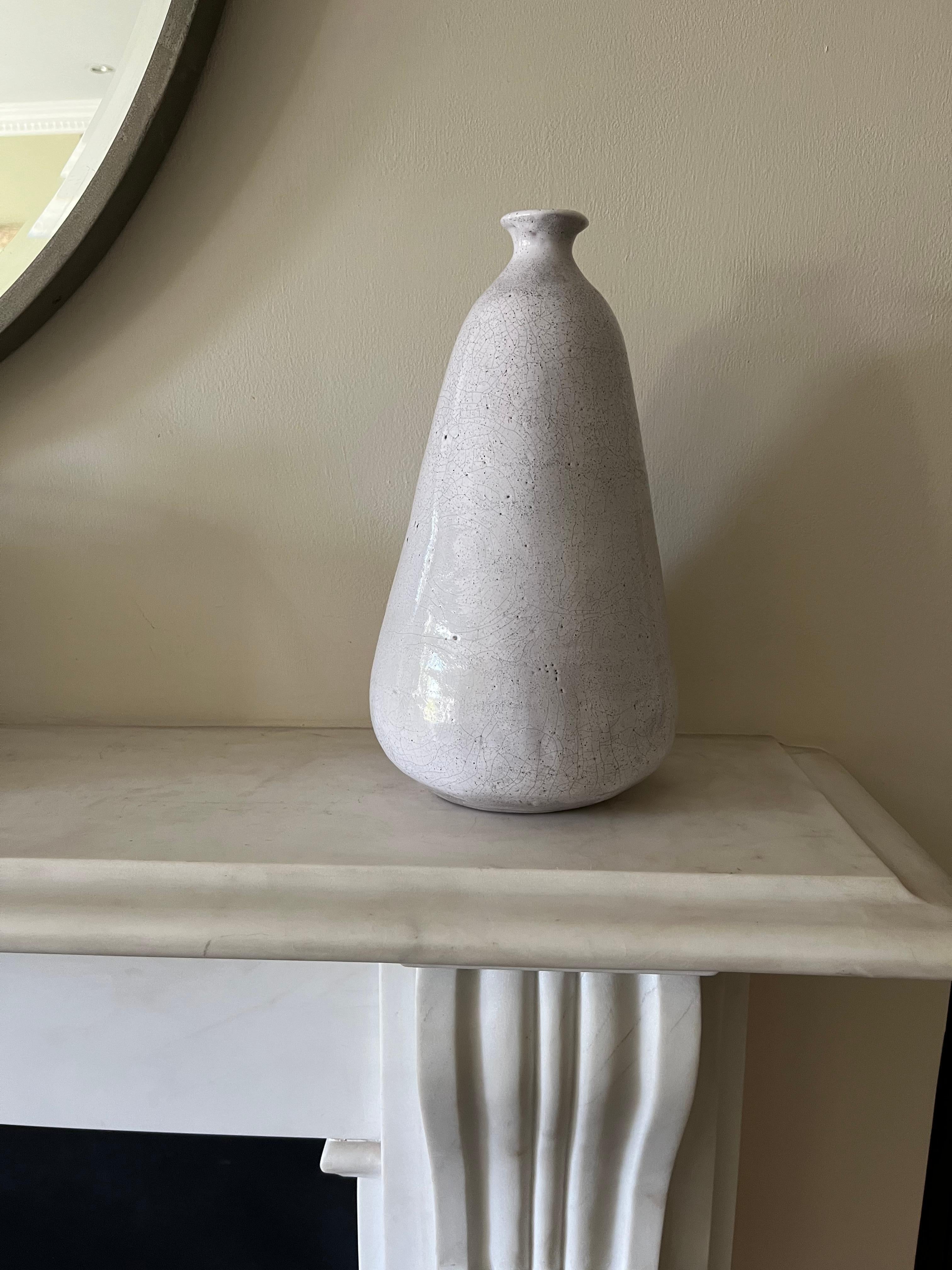 Vase en céramique émaillée française signé et daté des initiales EG 1955. Un très bel exemple de céramique émaillée française des années 1950. 