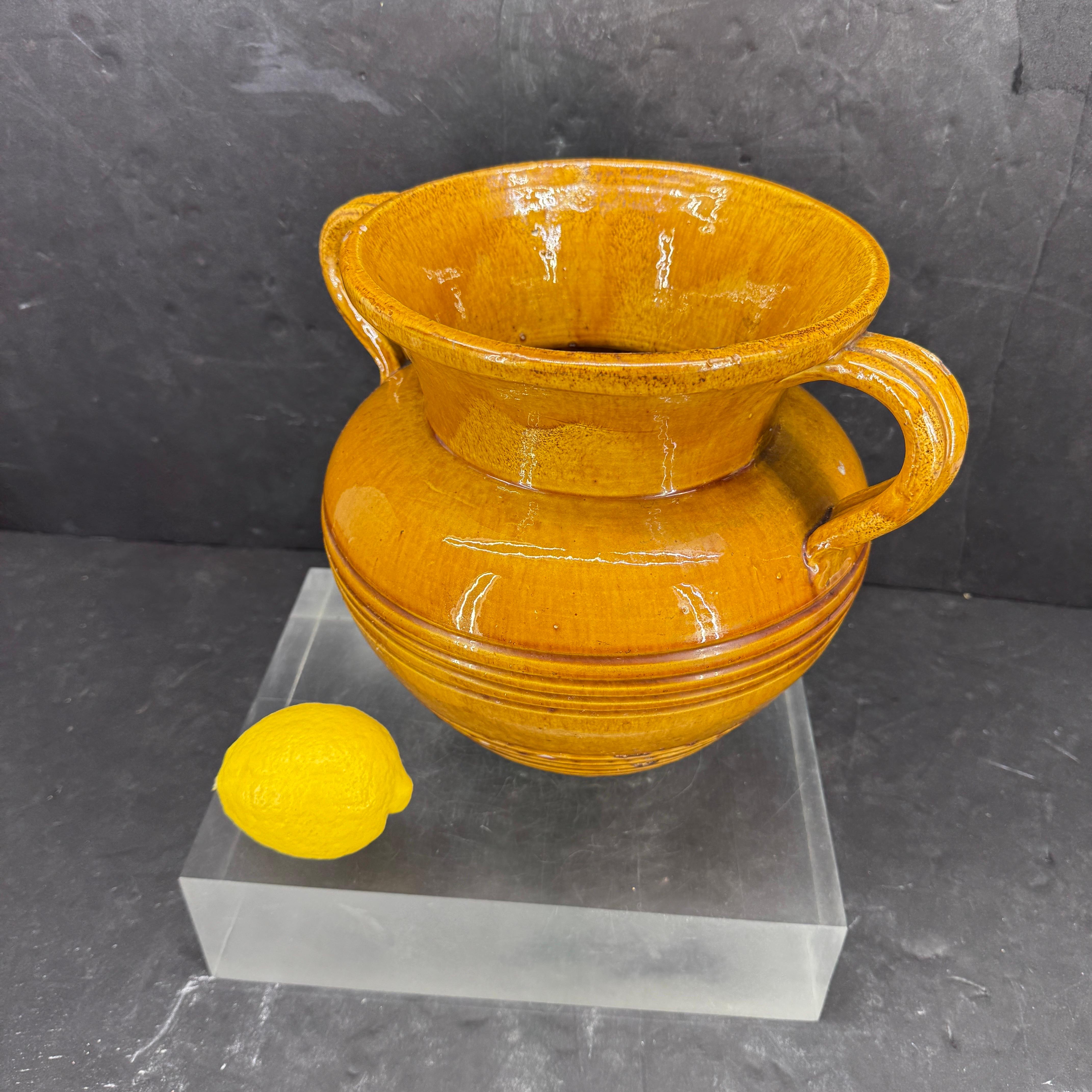 Stile provenzale Fioriera francese smaltata Confit in giallo ocra in vendita