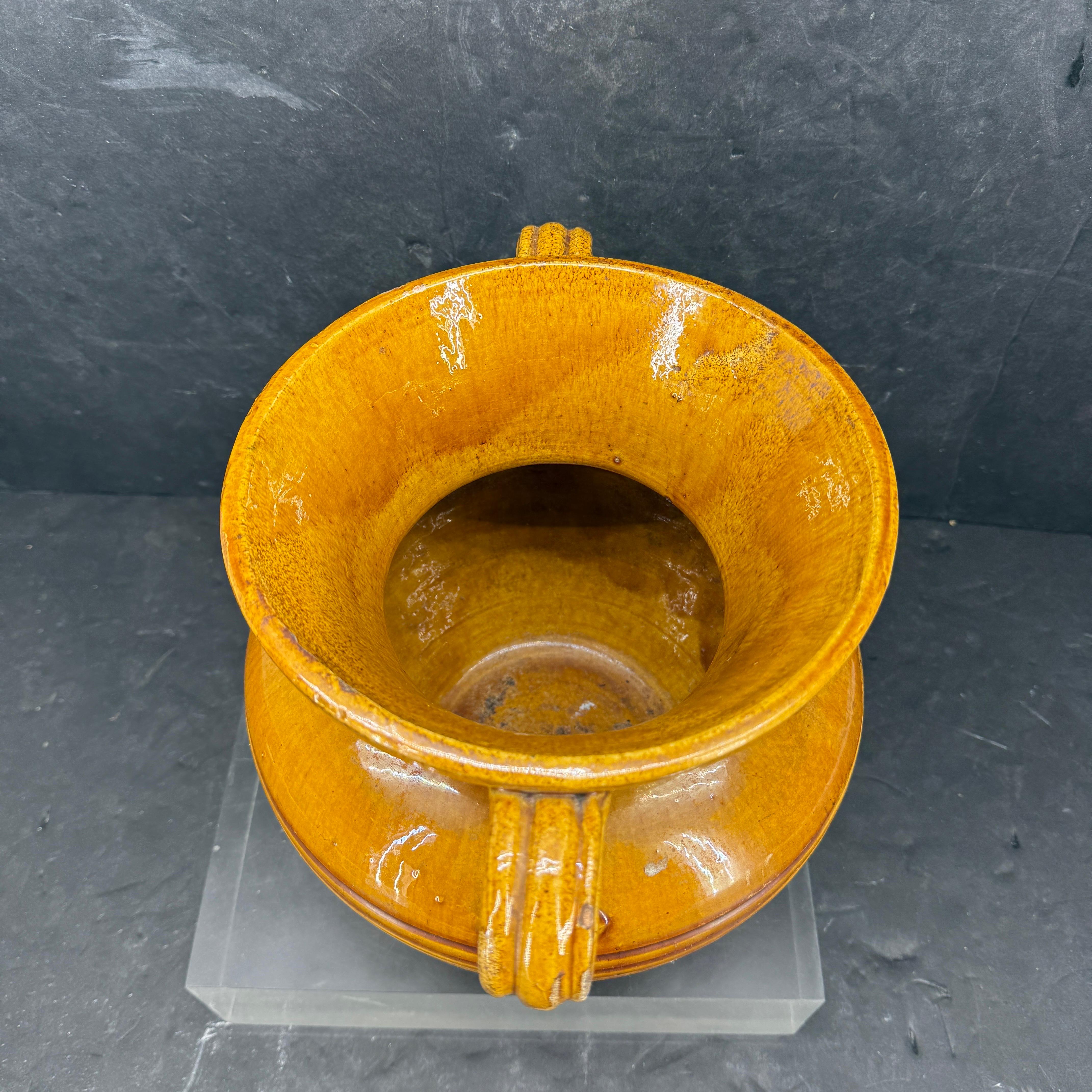 Terracotta Fioriera francese smaltata Confit in giallo ocra in vendita