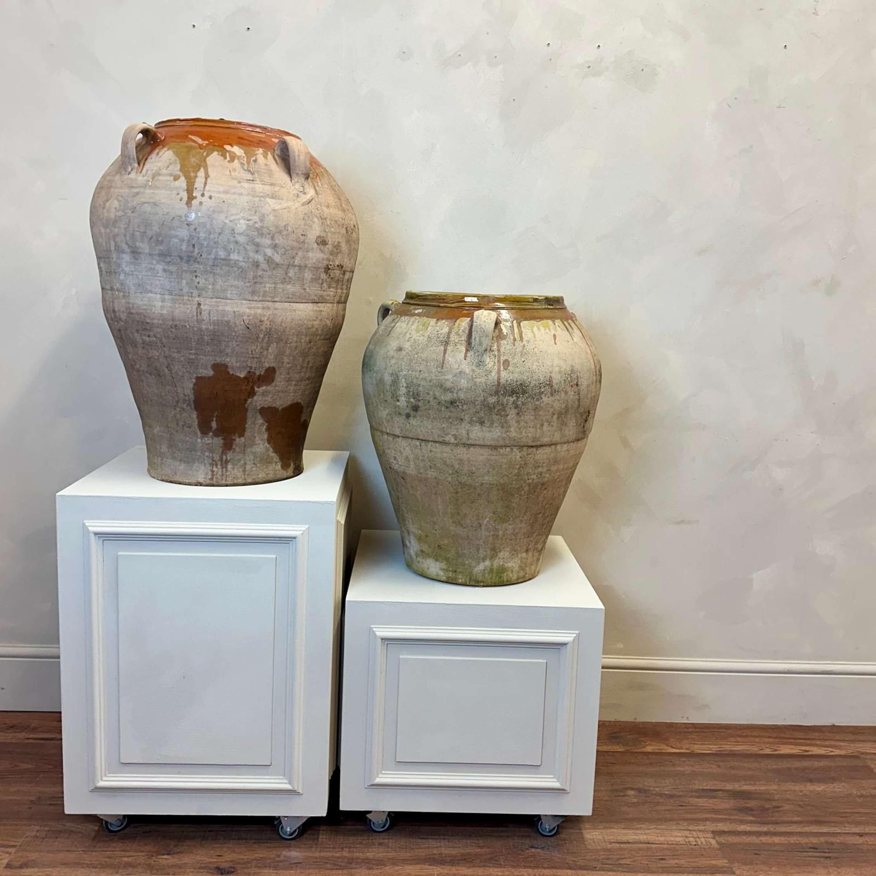 Aceiteras francesas de terracota esmaltada a gran escala.
3 y 4 asas intactas en cada una.
Sin grietas ni daños.

Sur de Francia, hacia 1920

El precio es por 1 artículo (750 ¤ cada uno)
 
Olla 1.
Altura - 69 cm
Anchura -50 cm
Boca - 21,5 cm

Olla