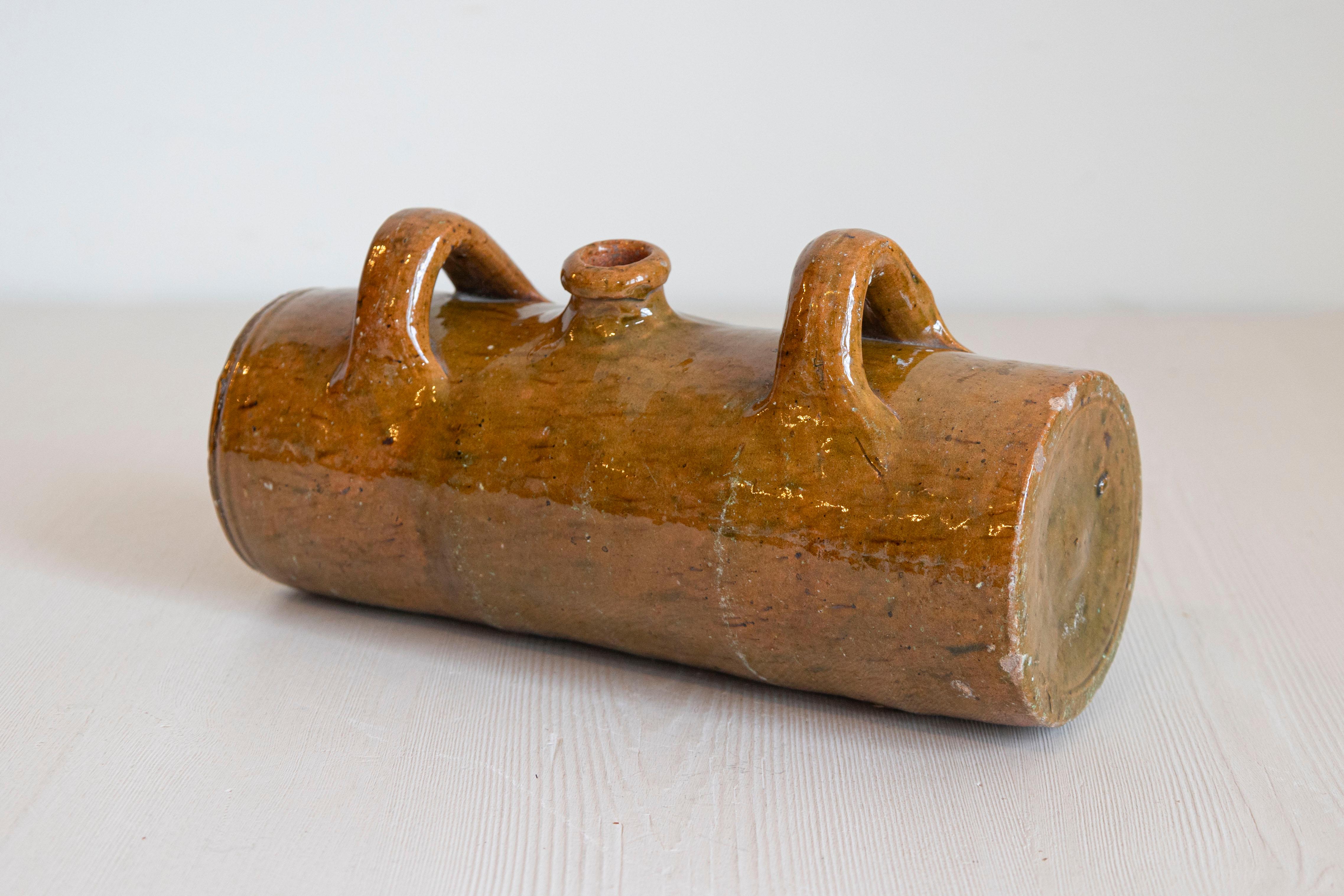 Una bouillotte francese in ceramica smaltata della Normandia, del XIX secolo, con due manici ad anello e foro centrale per il riempimento. Immergiti nel fascino della campagna francese con questa squisita bouillotte in ceramica smaltata del XIX