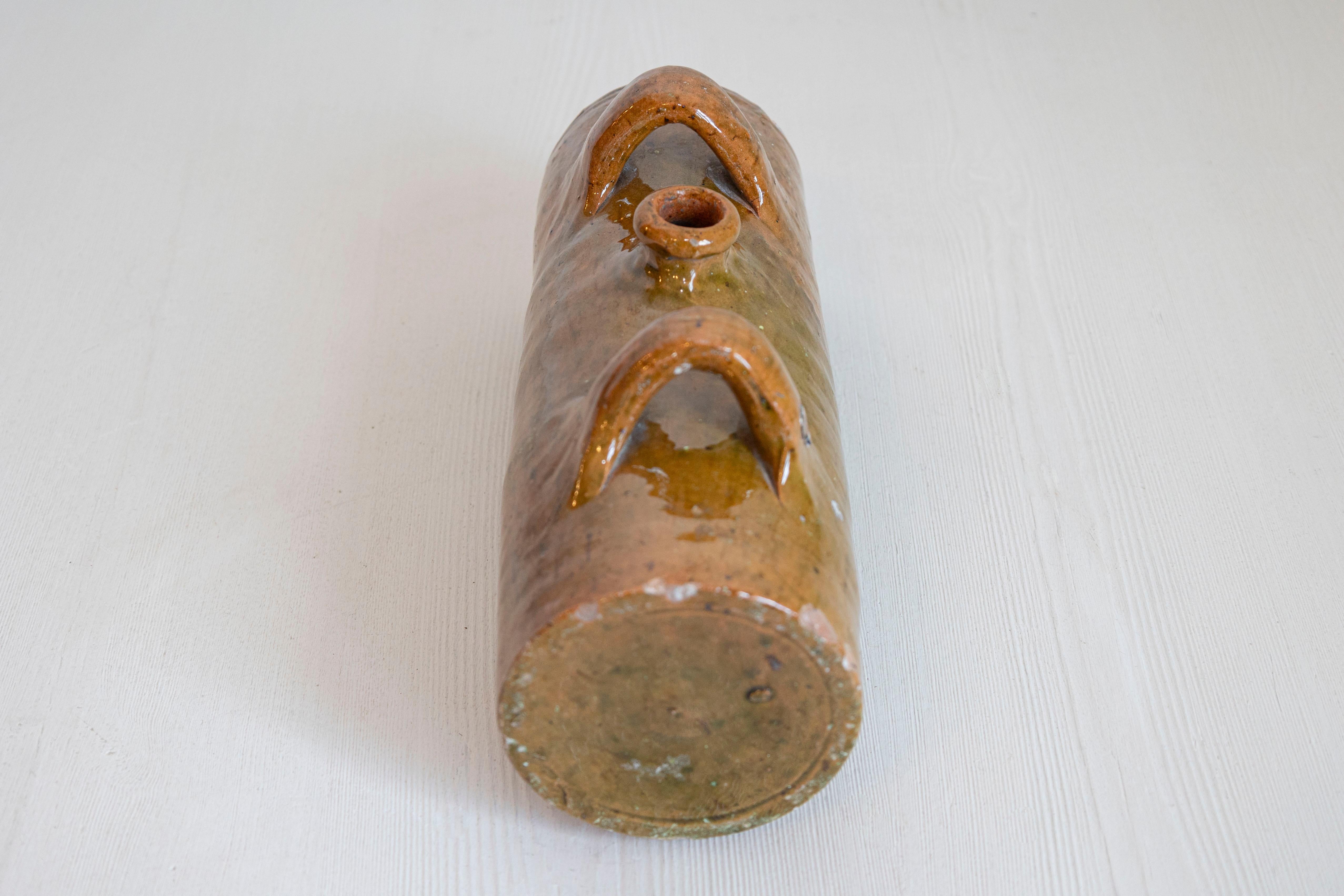Francese Borraccia Bouillotte in ceramica smaltata francese con due manici dalla Normandia in vendita