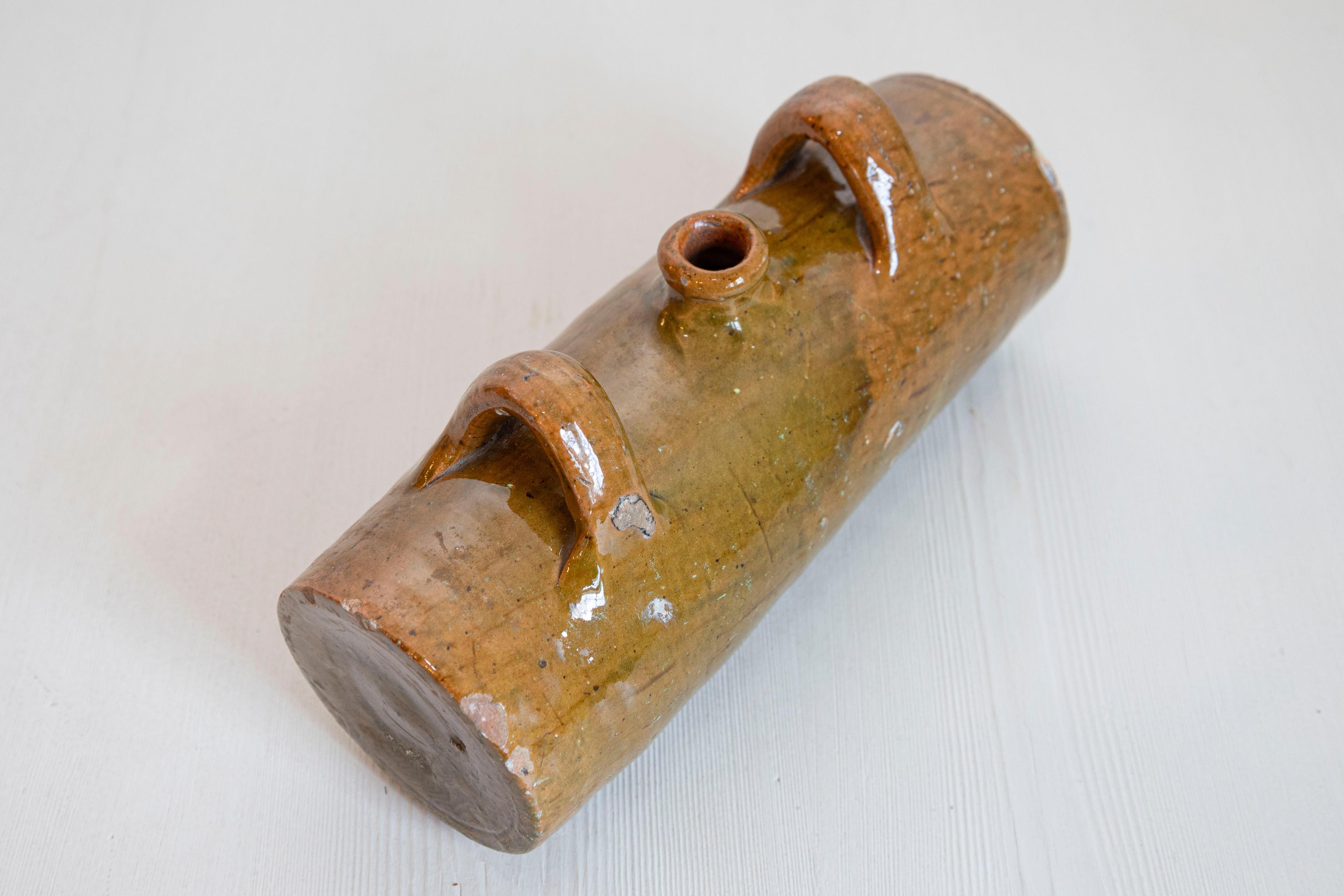 Smaltato Borraccia Bouillotte in ceramica smaltata francese con due manici dalla Normandia in vendita