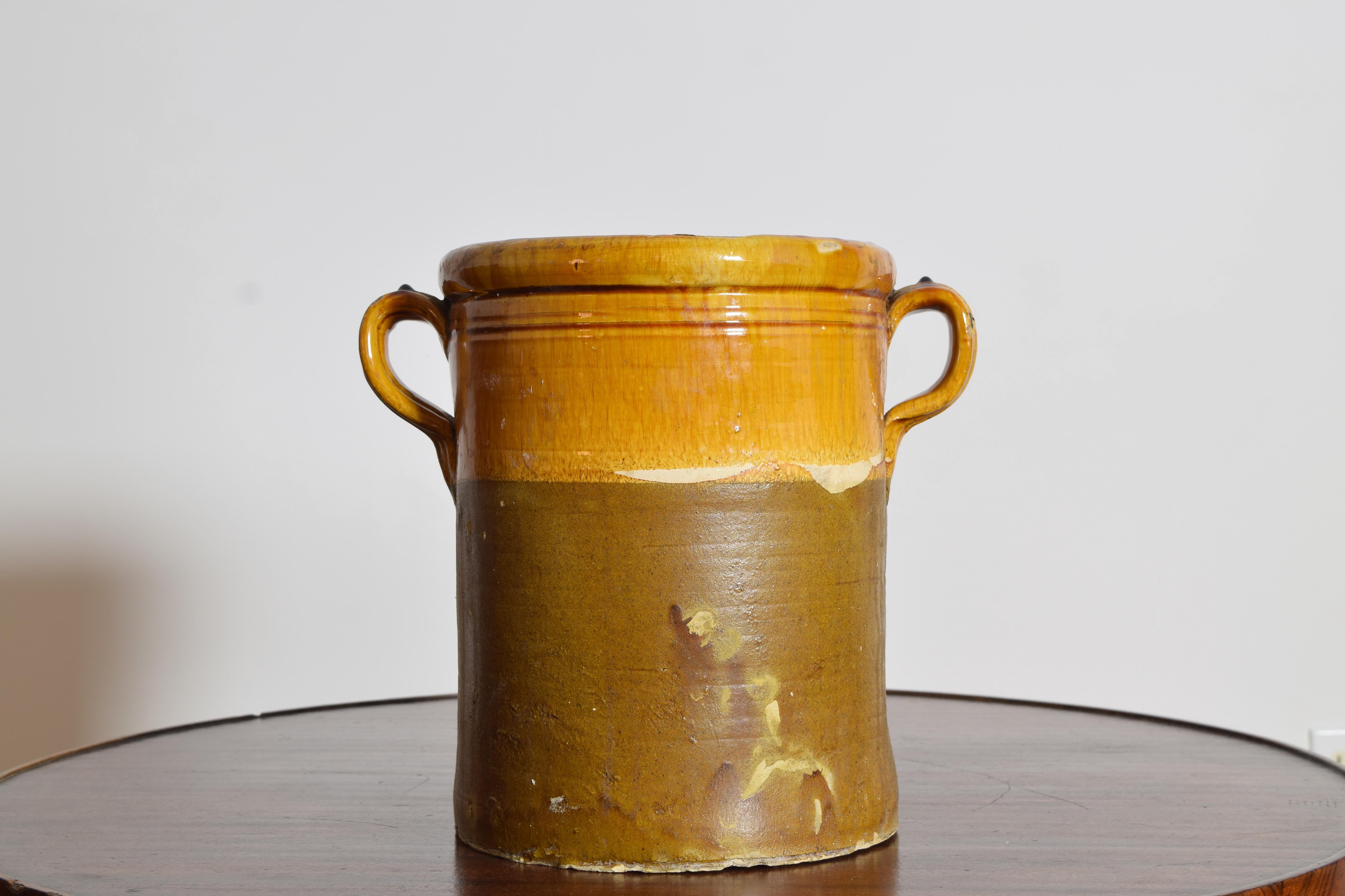 Una pentola per confetture tradizionale francese di forma cilindrica con uno spesso bordo arrotolato e manici ad anello applicati. Realizzato in robusto gres e rifinito con la classica smaltatura bicolore associata alle ceramiche da deposito