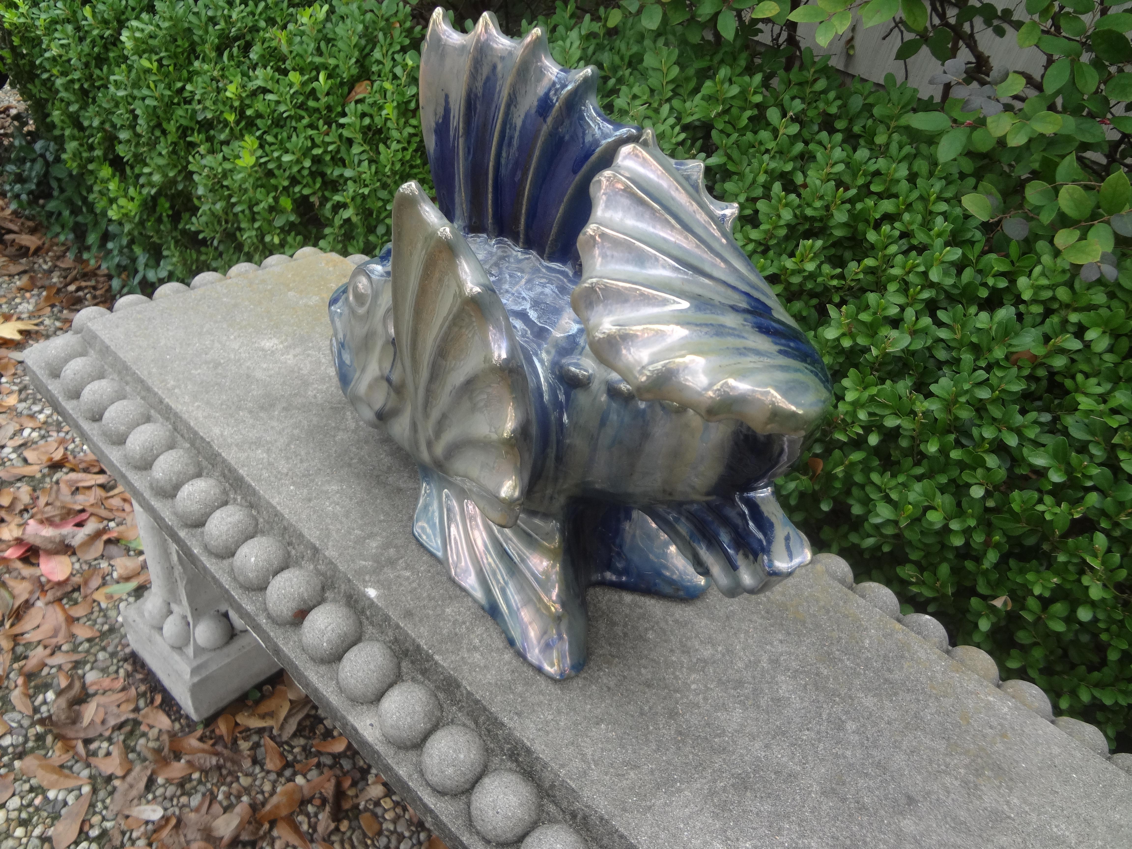 Vernissé Sculpture de poisson en terre cuite émaillée française en vente