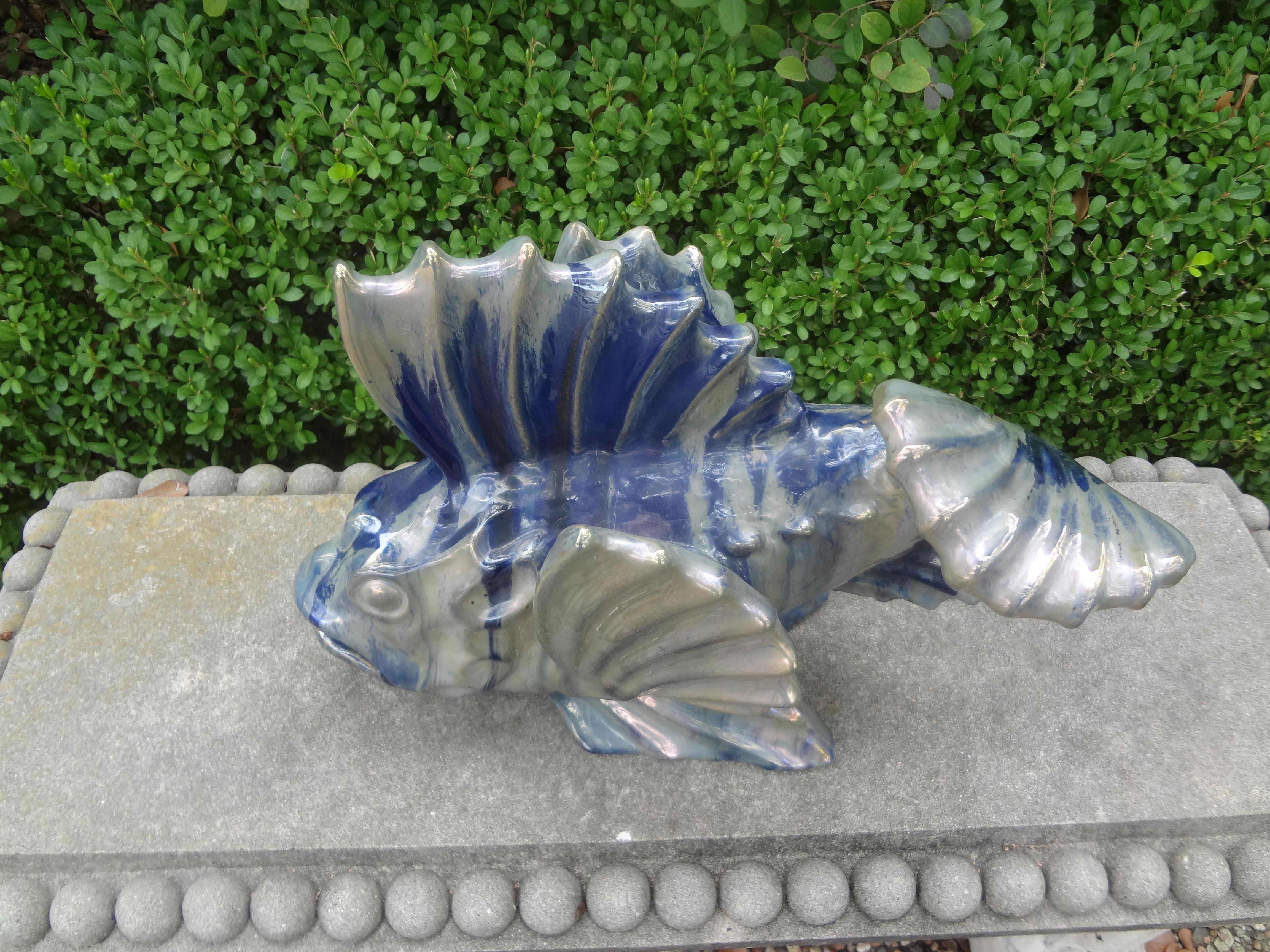 Sculpture de poisson en terre cuite émaillée française Bon état - En vente à Houston, TX