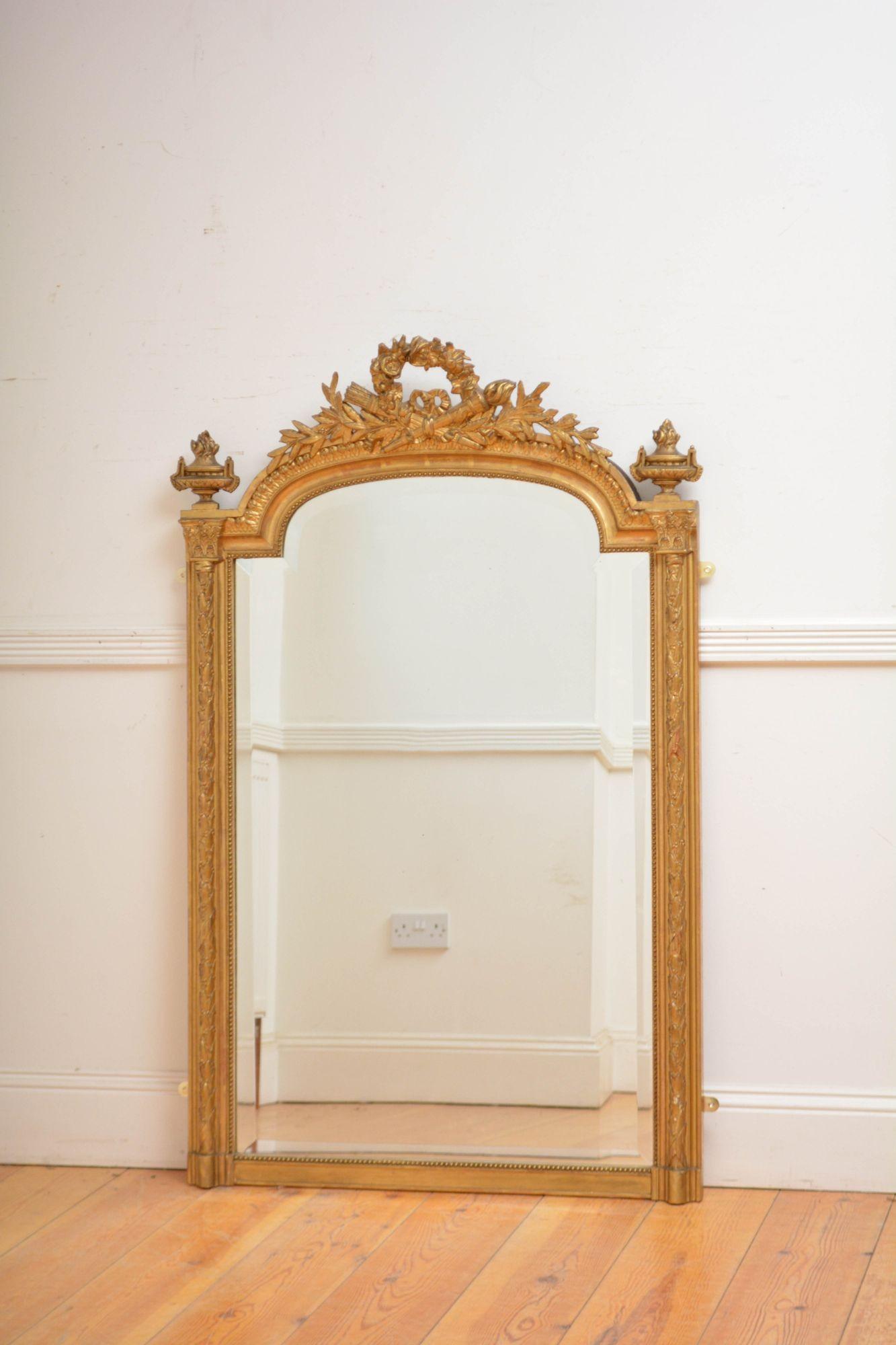 Sn5692 Miroir mural doré français du début du siècle, avec verre d'origine présentant de légères imperfections et un bord biseauté. Le cadre a conservé sa dorure d'origine avec une bordure intérieure perlée, une sculpture de feuilles d'olivier et