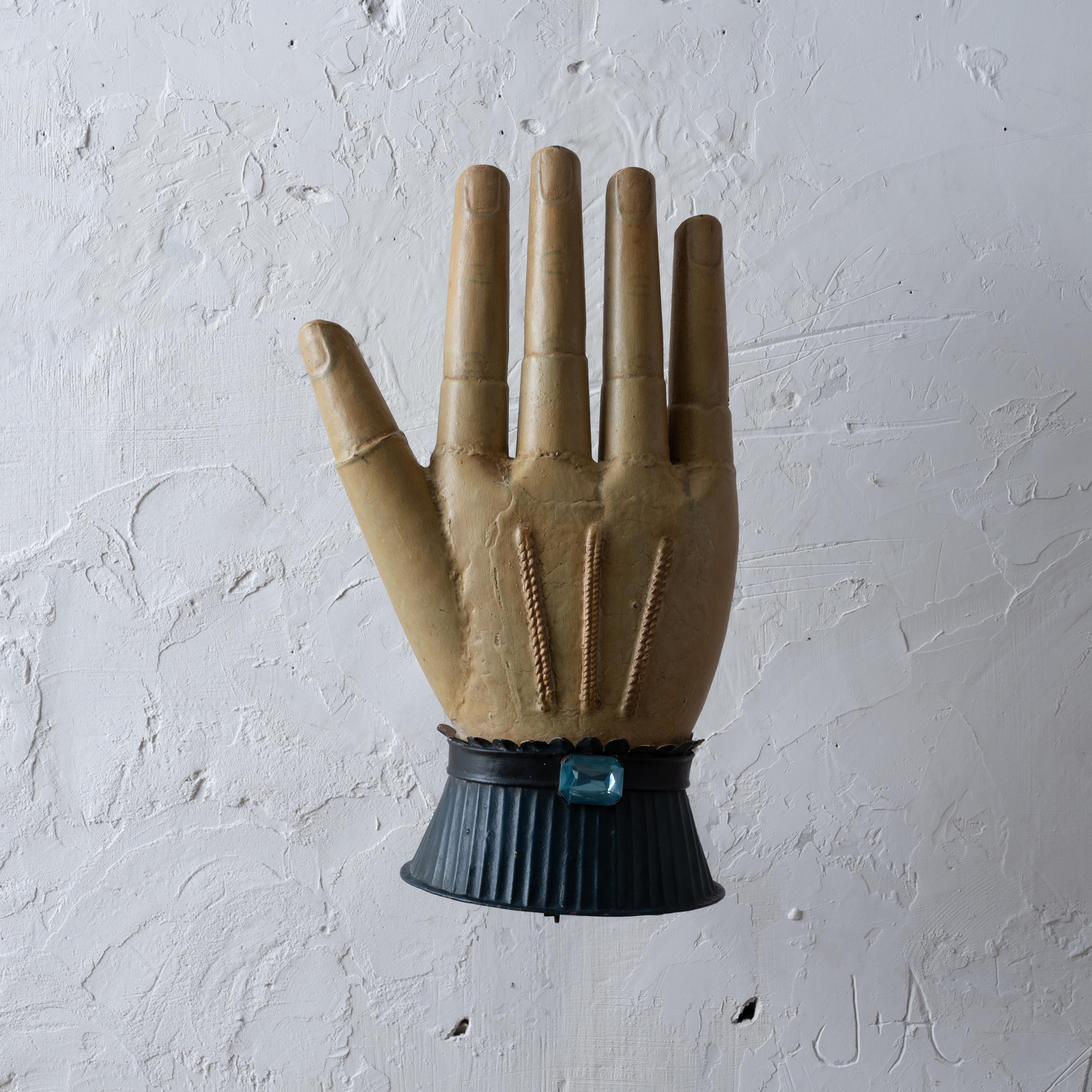 Enseigne commerciale d'un fabricant français de gants de faïence, vers 1940.
Positionnable dans quatre directions.

11 pouces de large par 11 pouces de profondeur par 19 pouces de haut

