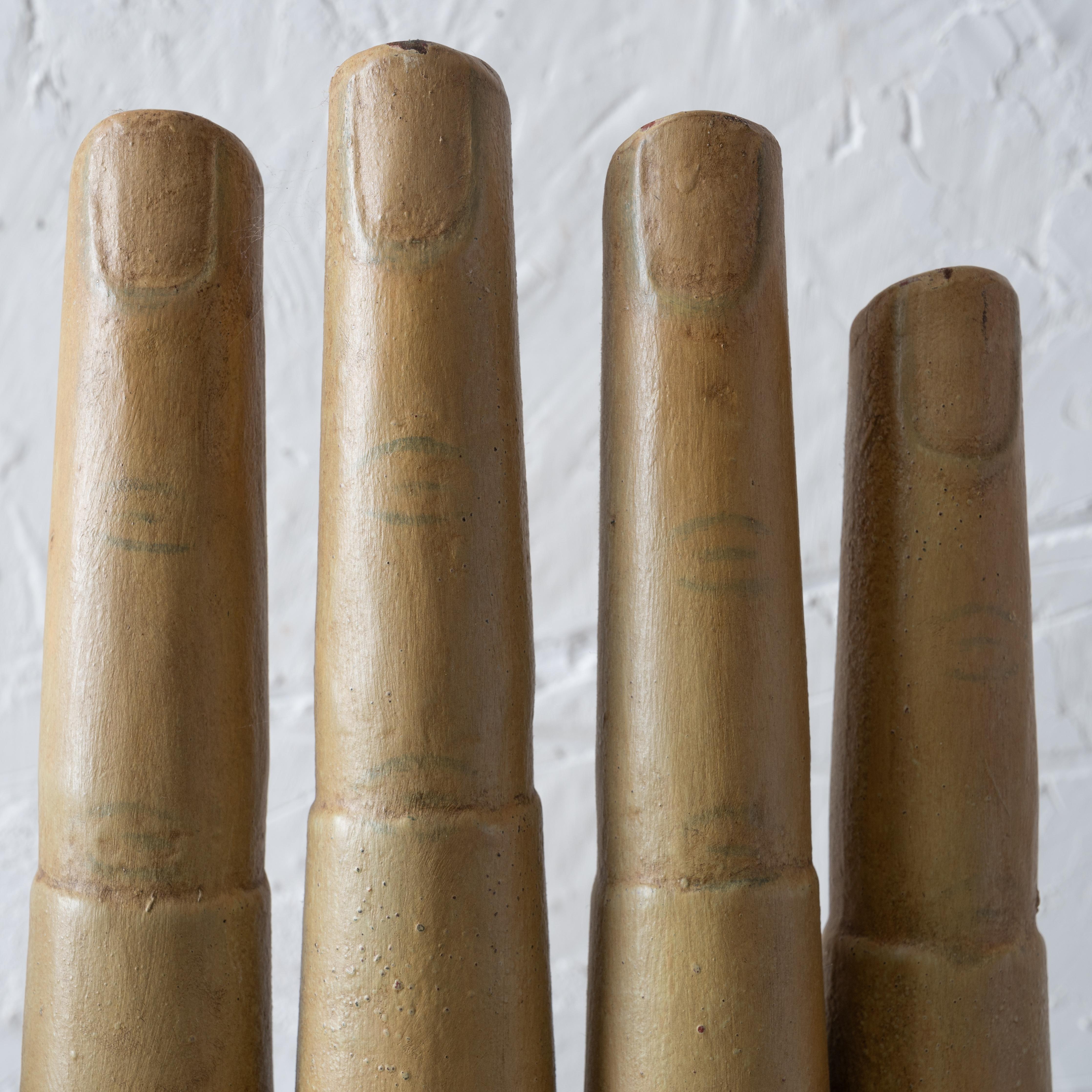 Signature d'un fabricant français de gants, vers 1940 en vente 3