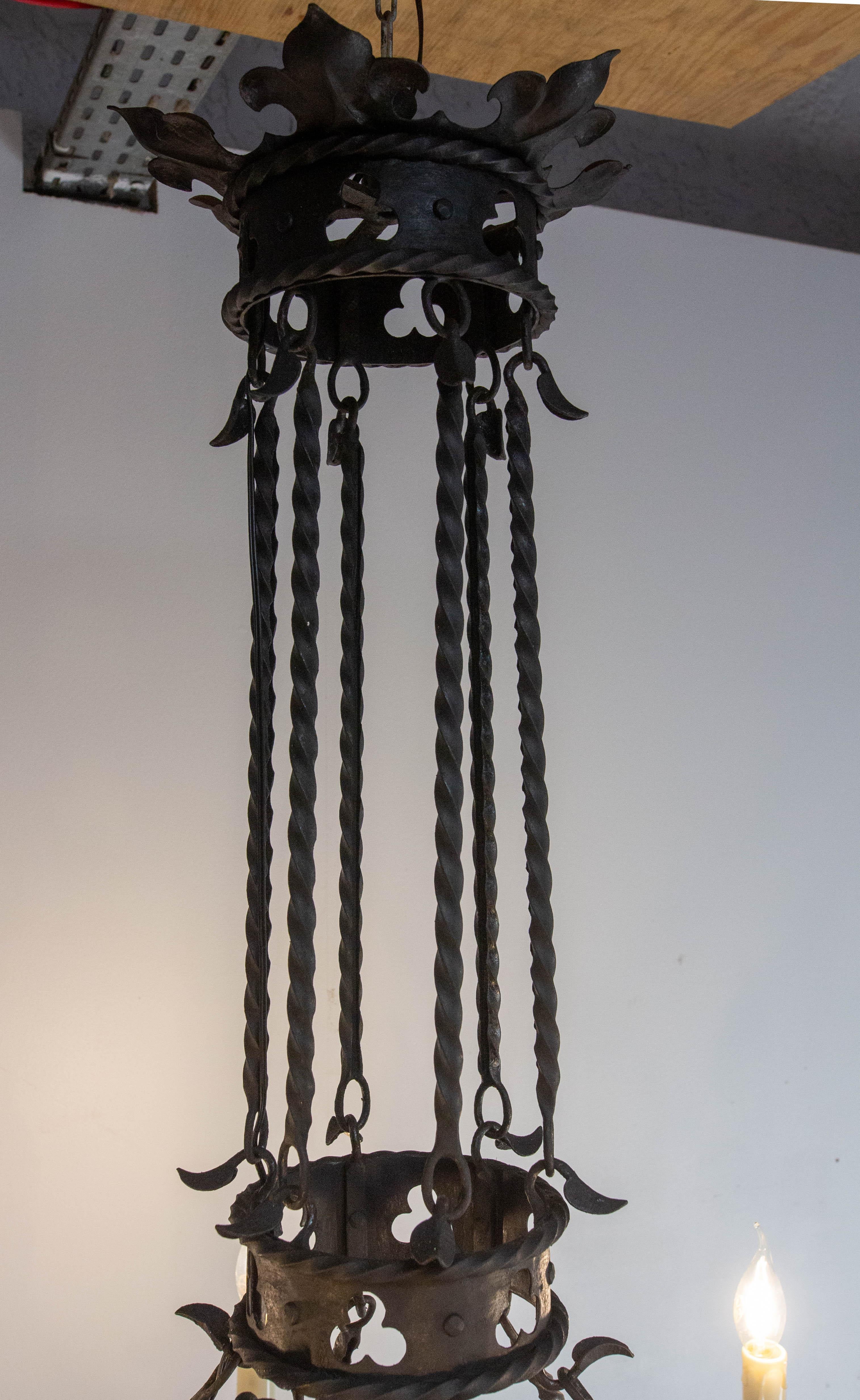 Lampadario a soffitto a guanti e cimieri francese in ferro battuto lustro c.1900 in vendita 3