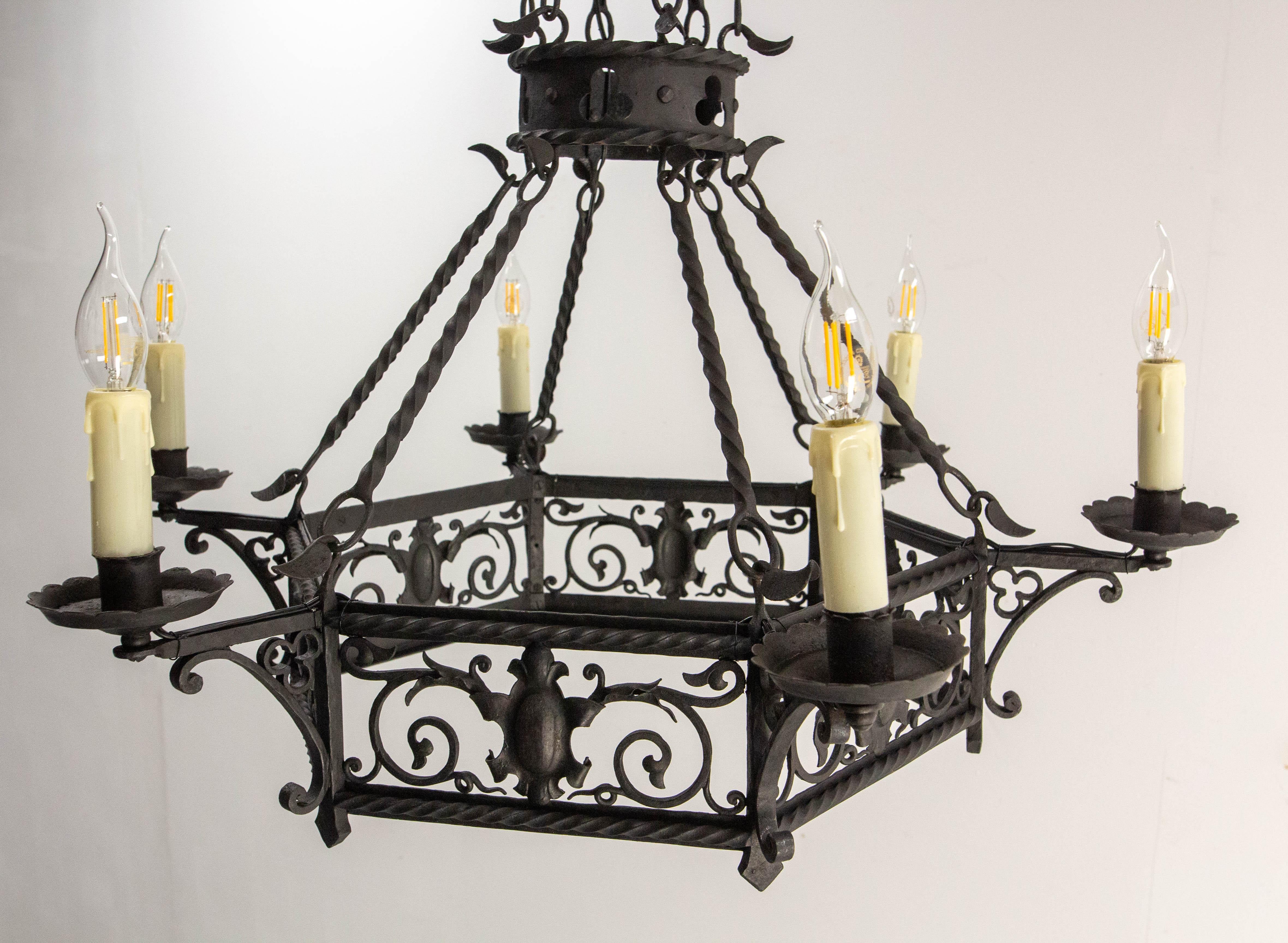 Lampadario a soffitto a guanti e cimieri francese in ferro battuto lustro c.1900 in vendita 4