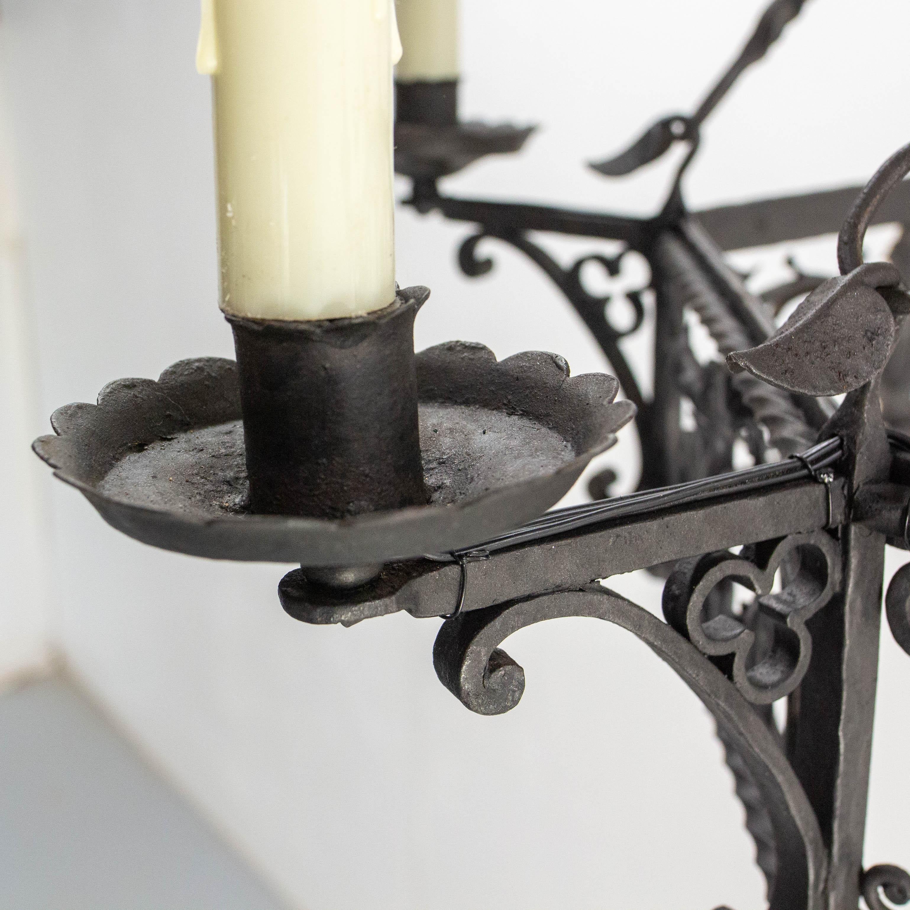 Lampadario a soffitto a guanti e cimieri francese in ferro battuto lustro c.1900 in vendita 5