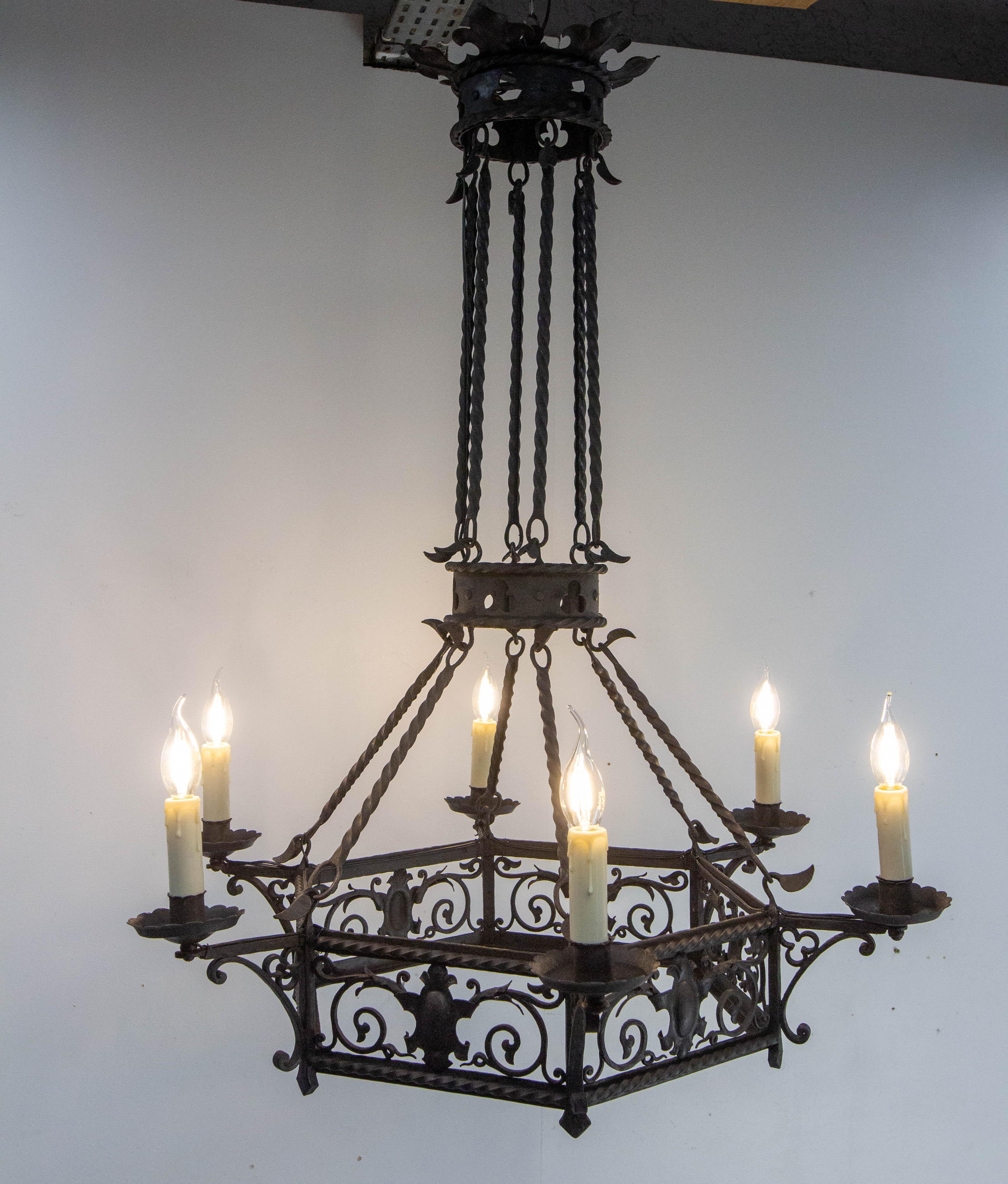 Lampadario a sei luci in ferro battuto.
Molto adatto per le decorazioni spagnole. 
Realizzato in Francia nel 1900 circa, di ottima fattura
Decorato con motivi di guanti e stemmi.
Consegnato senza lampadine.

Spedizione:
85 / 95 / 27 cm 12.5 kg
 