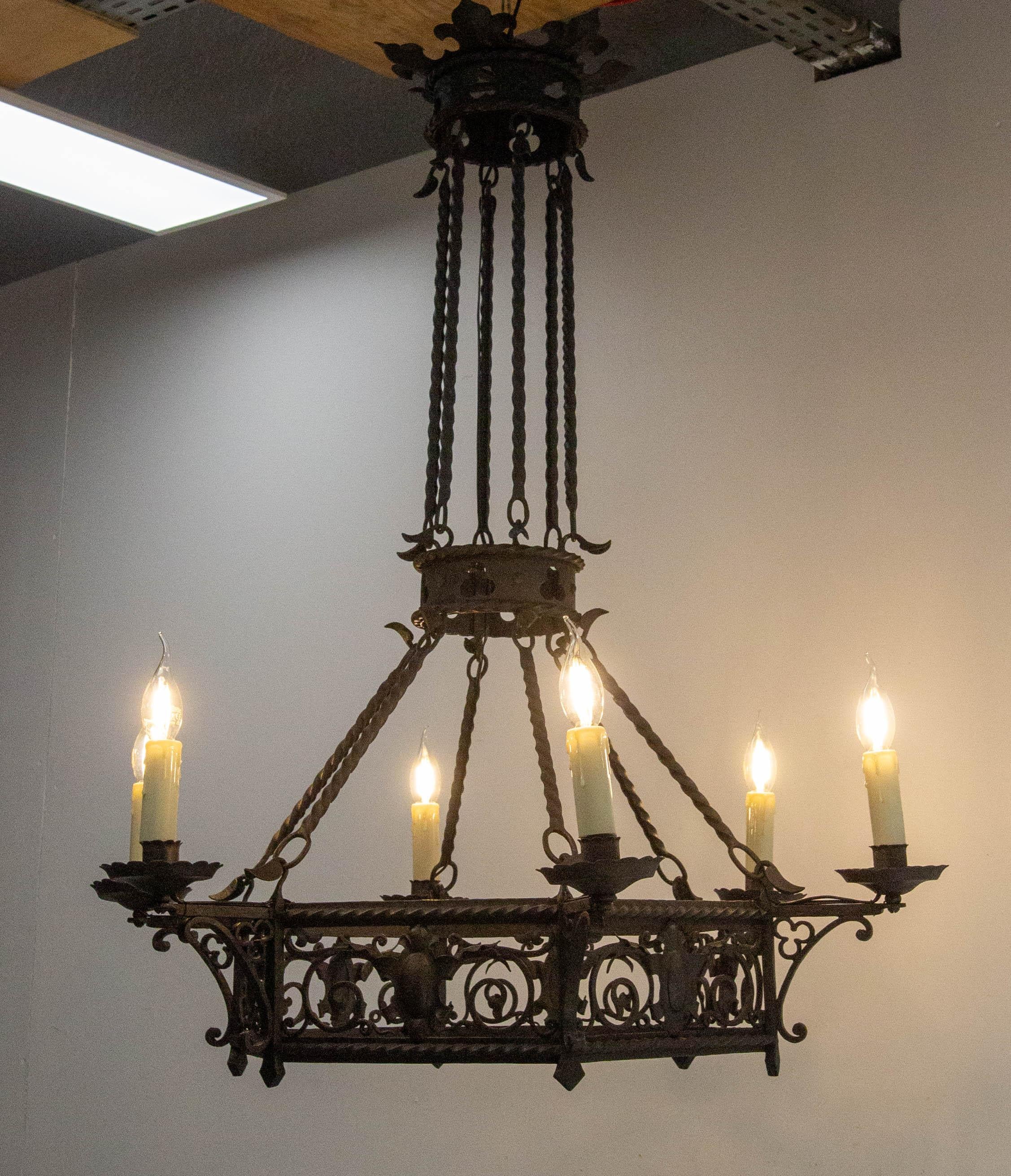 Mid-Century moderno Lampadario a soffitto a guanti e cimieri francese in ferro battuto lustro c.1900 in vendita