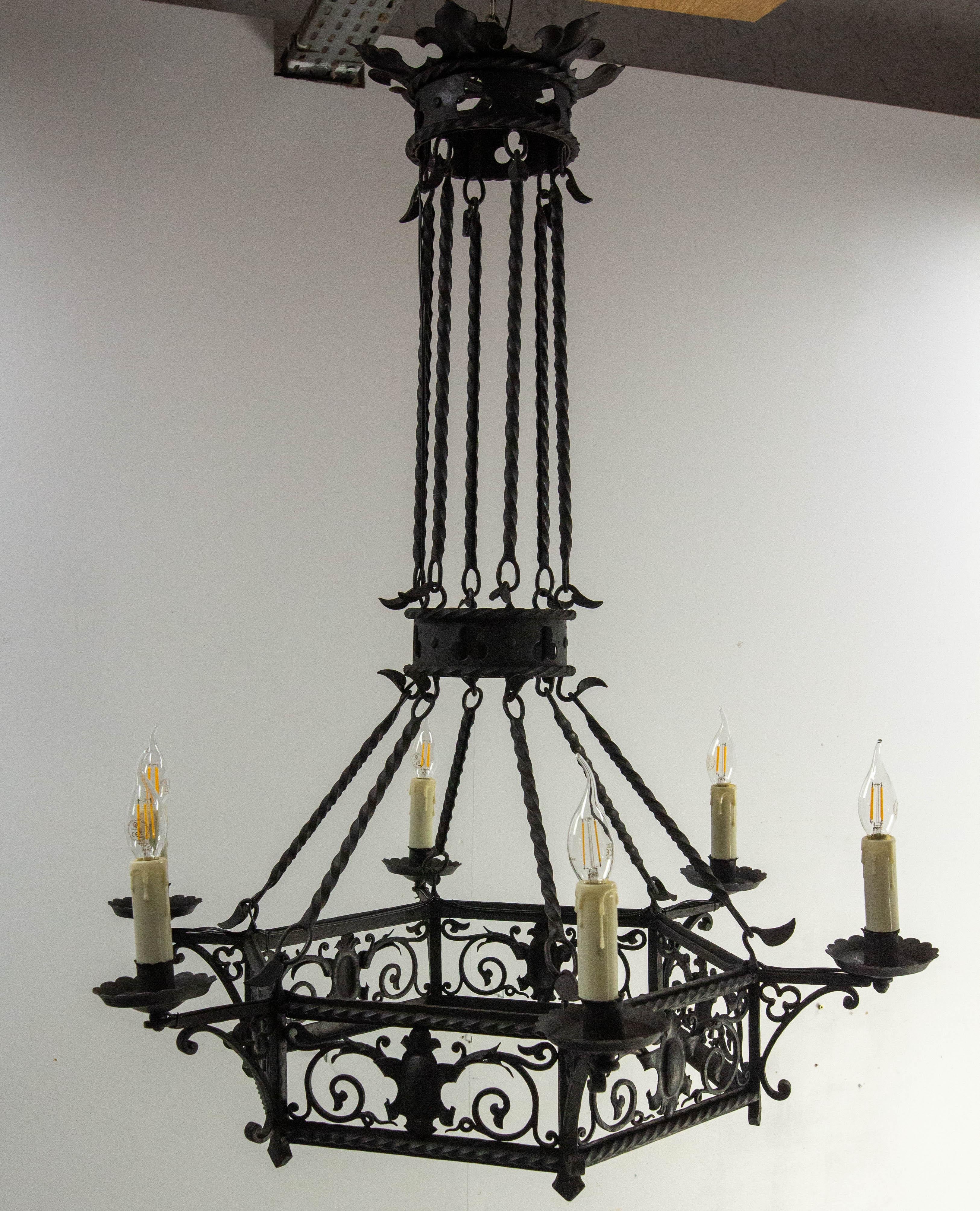 Francese Lampadario a soffitto a guanti e cimieri francese in ferro battuto lustro c.1900 in vendita