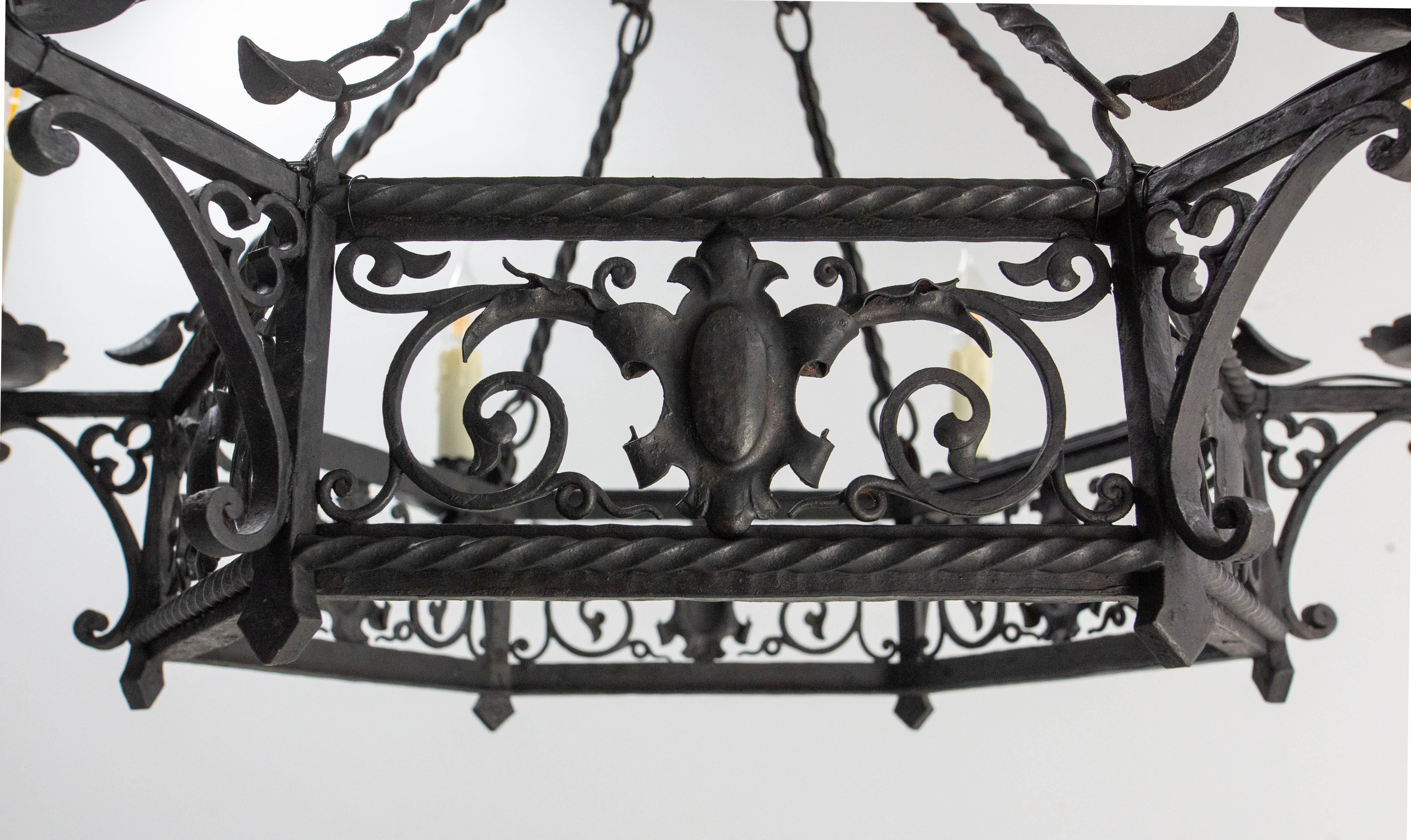 Lampadario a soffitto a guanti e cimieri francese in ferro battuto lustro c.1900 In condizioni buone in vendita a Labrit, Landes