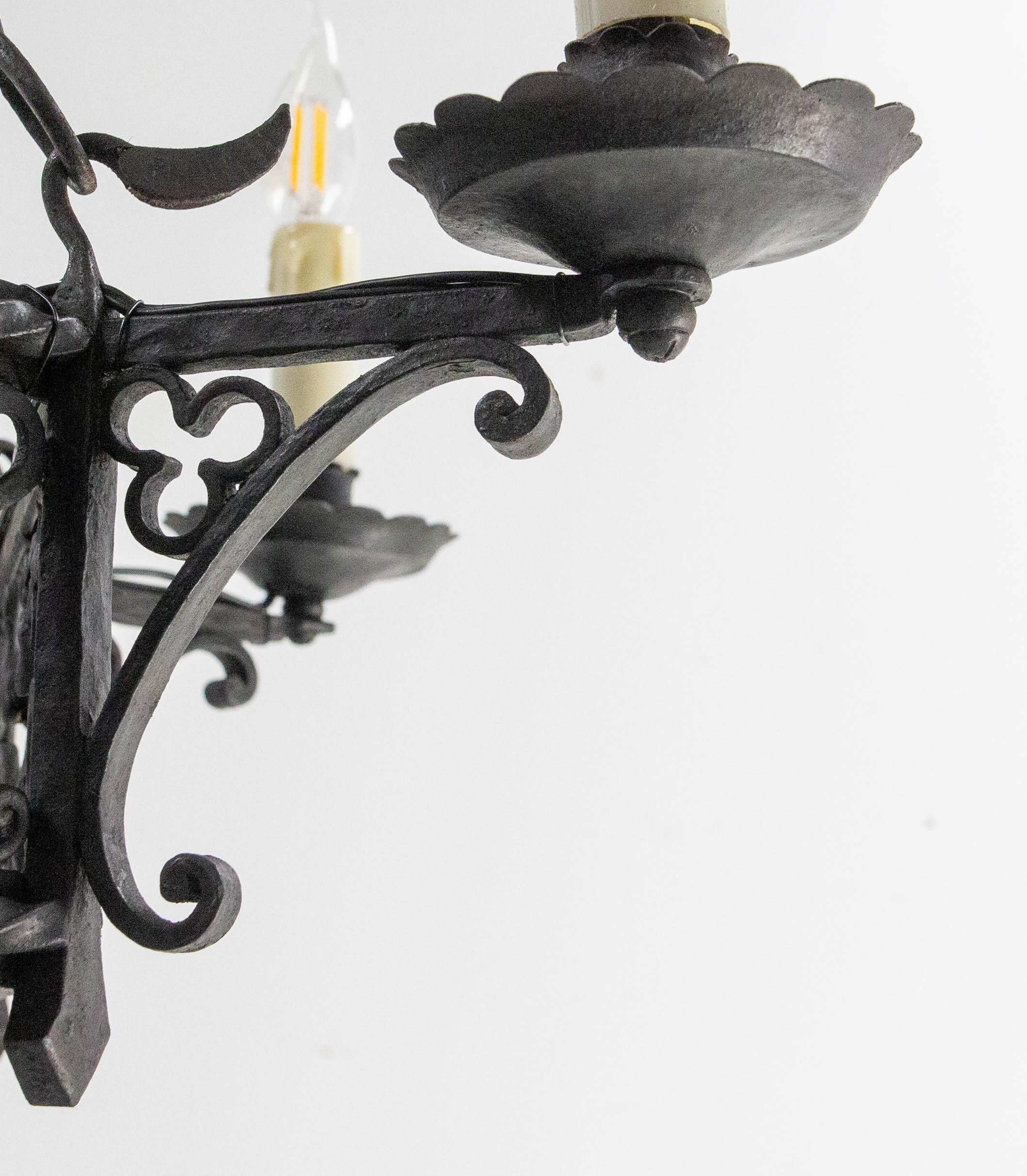 XX secolo Lampadario a soffitto a guanti e cimieri francese in ferro battuto lustro c.1900 in vendita