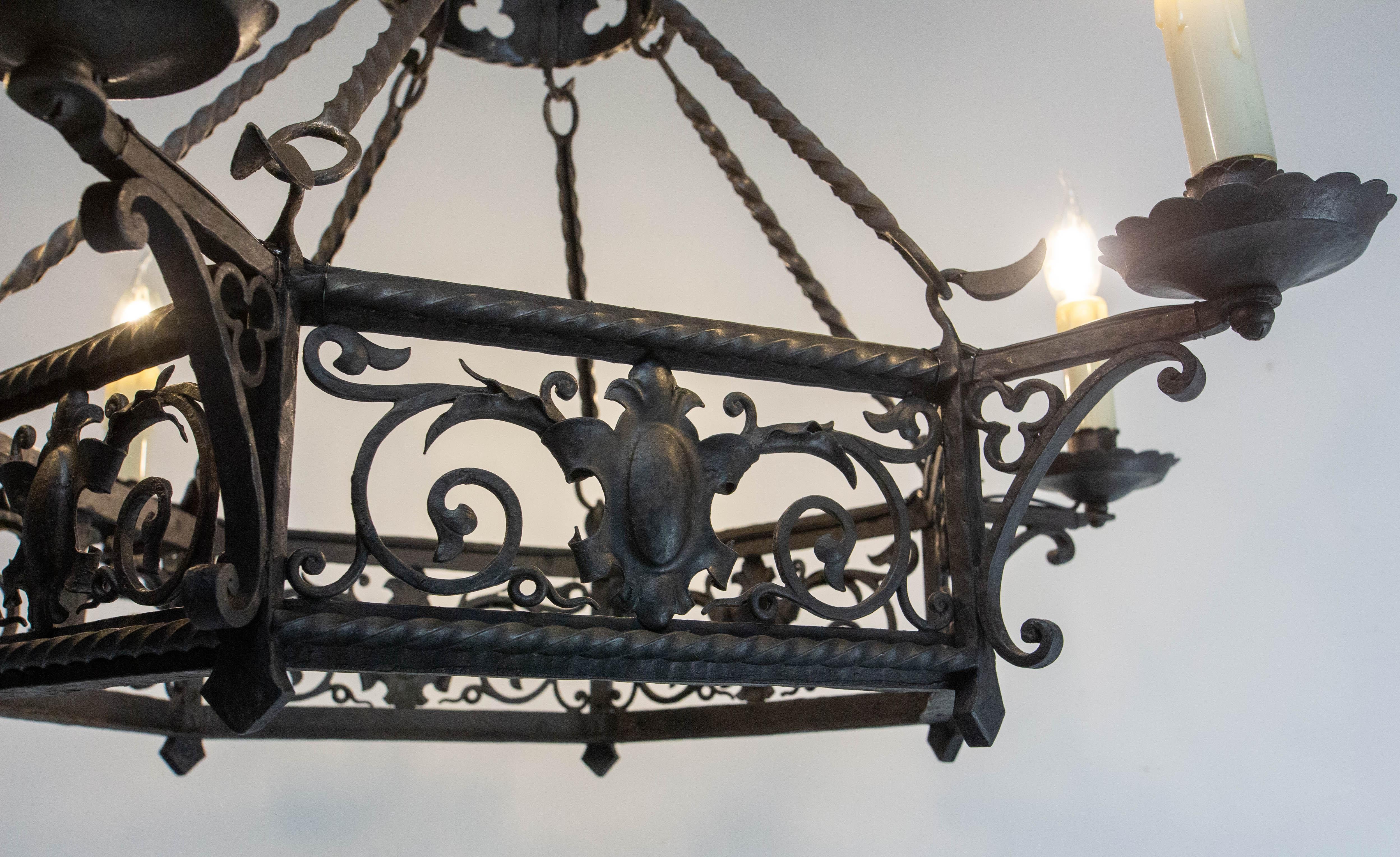Ferro battuto Lampadario a soffitto a guanti e cimieri francese in ferro battuto lustro c.1900 in vendita