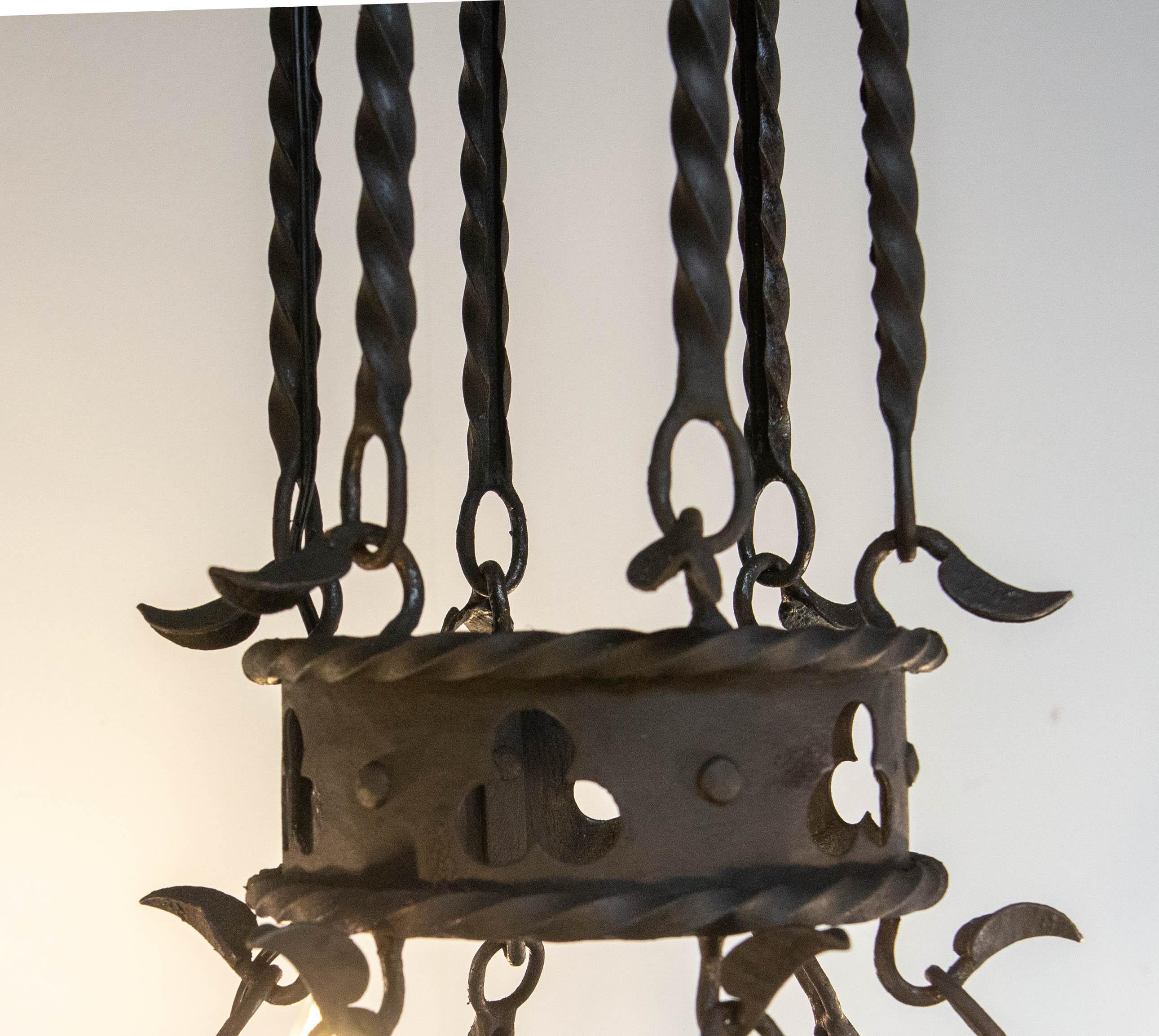 Lampadario a soffitto a guanti e cimieri francese in ferro battuto lustro c.1900 in vendita 1