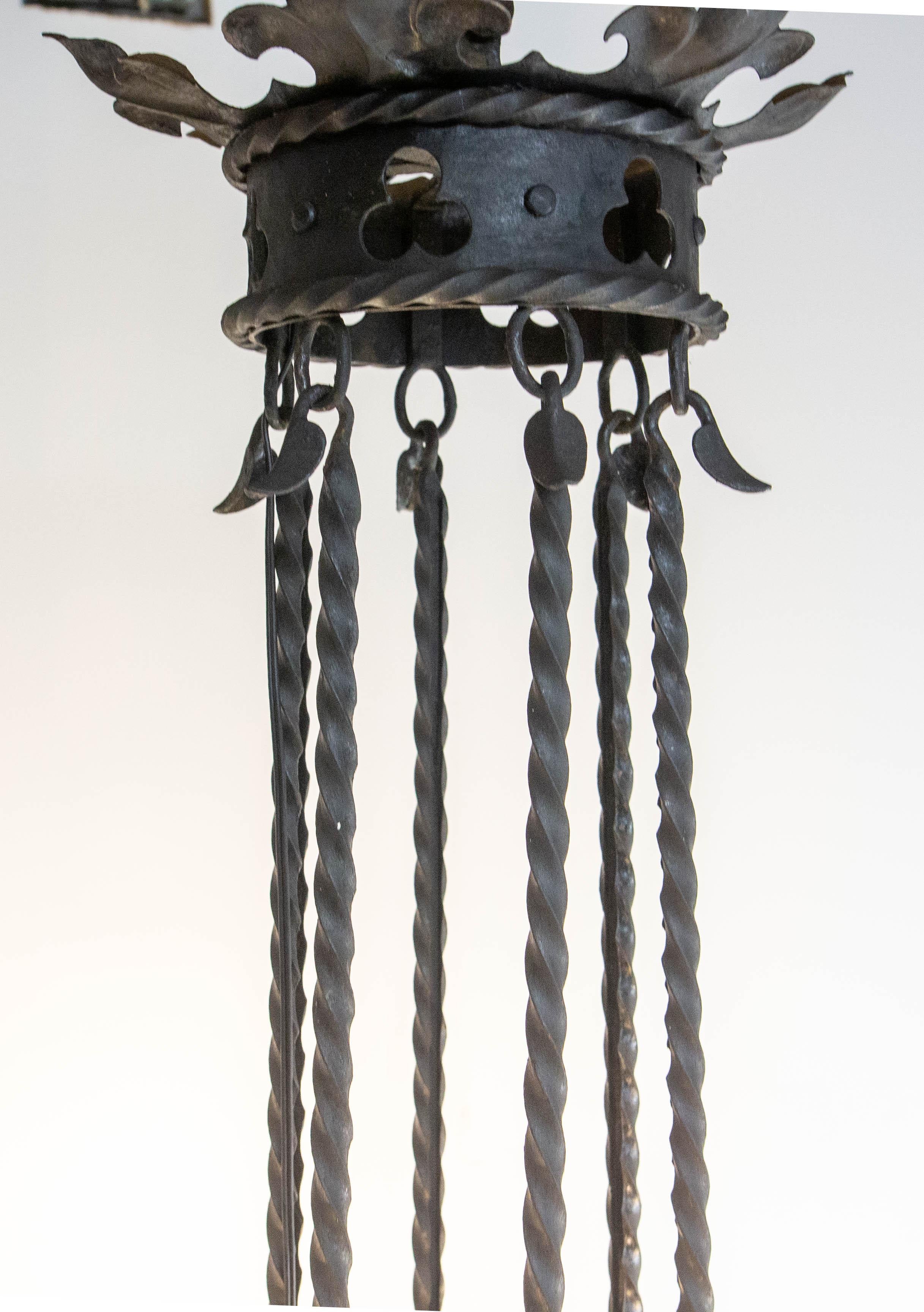 Lampadario a soffitto a guanti e cimieri francese in ferro battuto lustro c.1900 in vendita 2