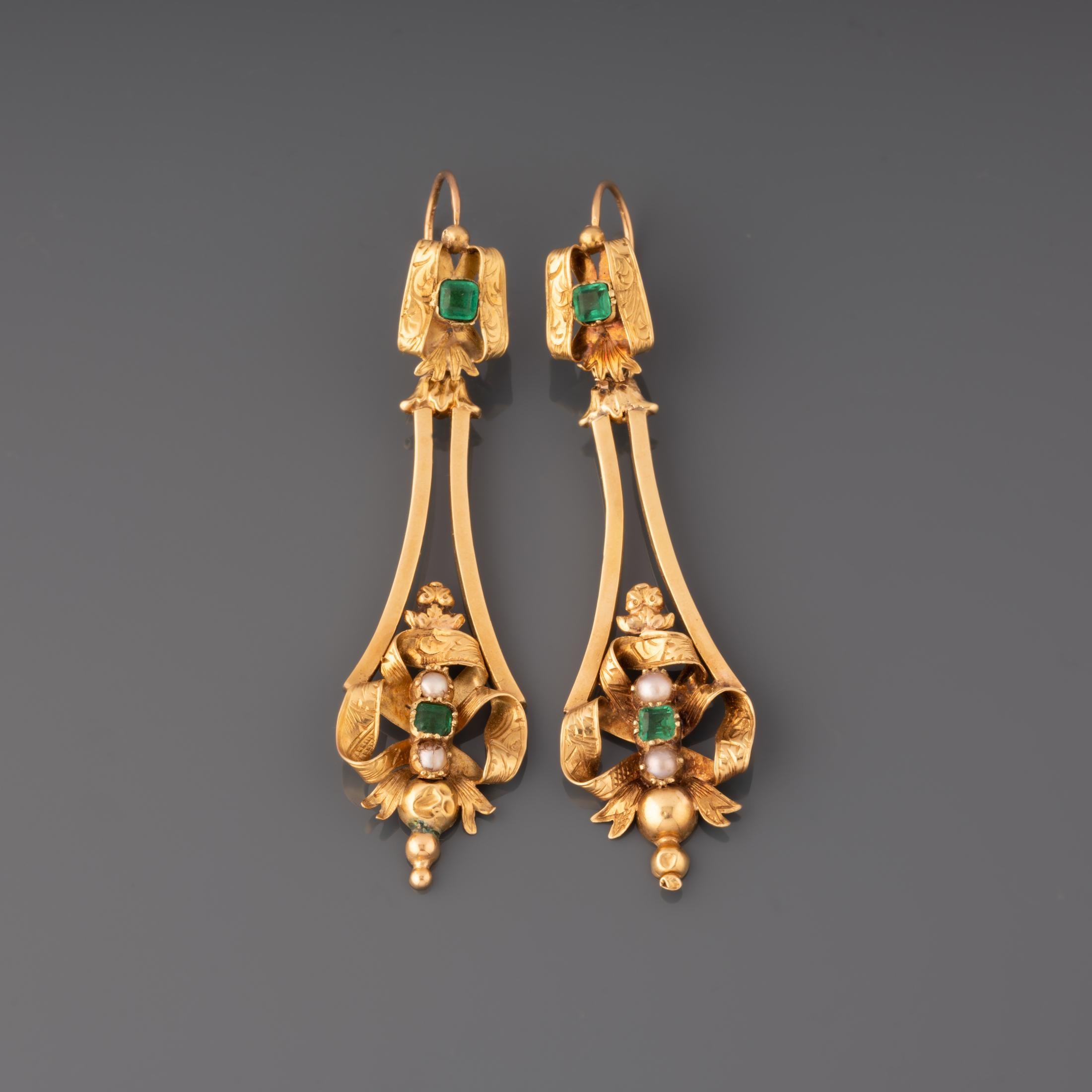 A very lovely pair of antique earrings, early 19th century made.
Made in yellow gold 18K. Hallmark of maker L N (Unknown).
69 mm height. 17mm width.
Weight: 7.80 grams