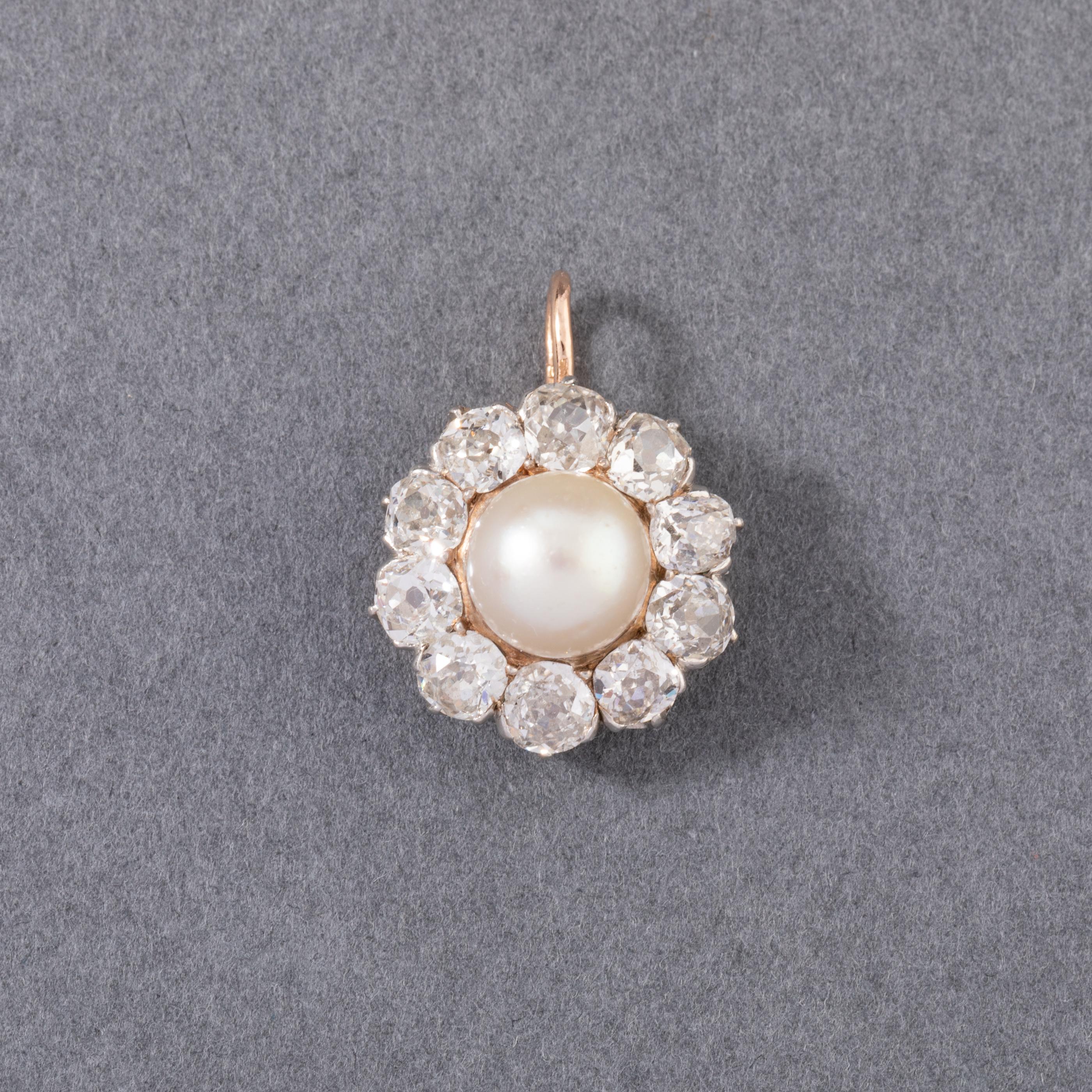 One beautiful antique pendant, made in France circa 1900.
Made in rose gold 18k and set with 2 carats of quality old European cut diamonds.
The cluster has a diameter of 15mm. The pearl measures 6.5 mm diameter.
Total weight: 7 grams