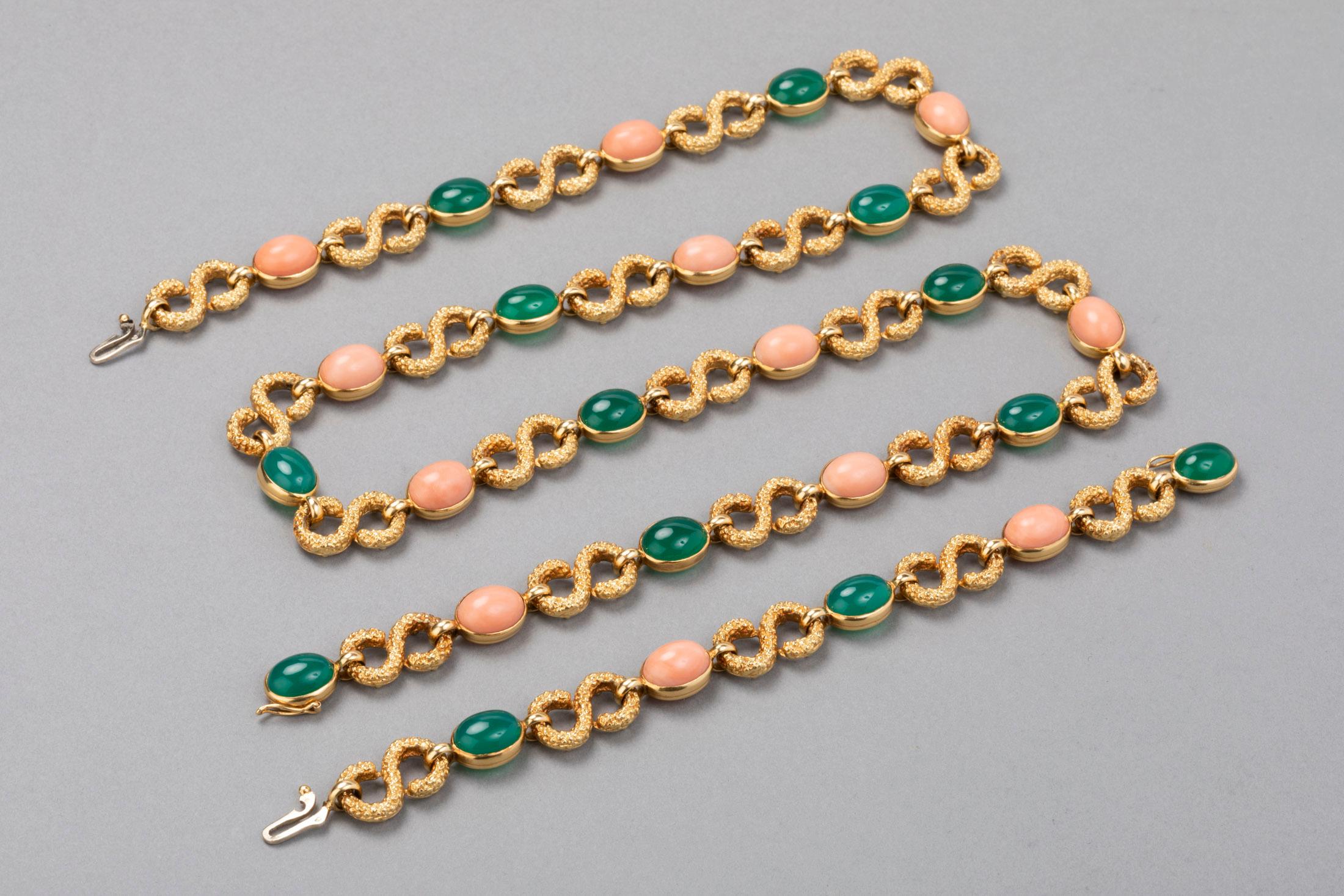Very beautiful set, made in France circa 1980.

High quality of making.
Made with gold 18k; multiple marks for gold (the eagle).`
Set with cabochons of Rose Coral and green Agate Stone.
The cabochons measures 1.2 * 0.9 cm.
The necklace measures 71