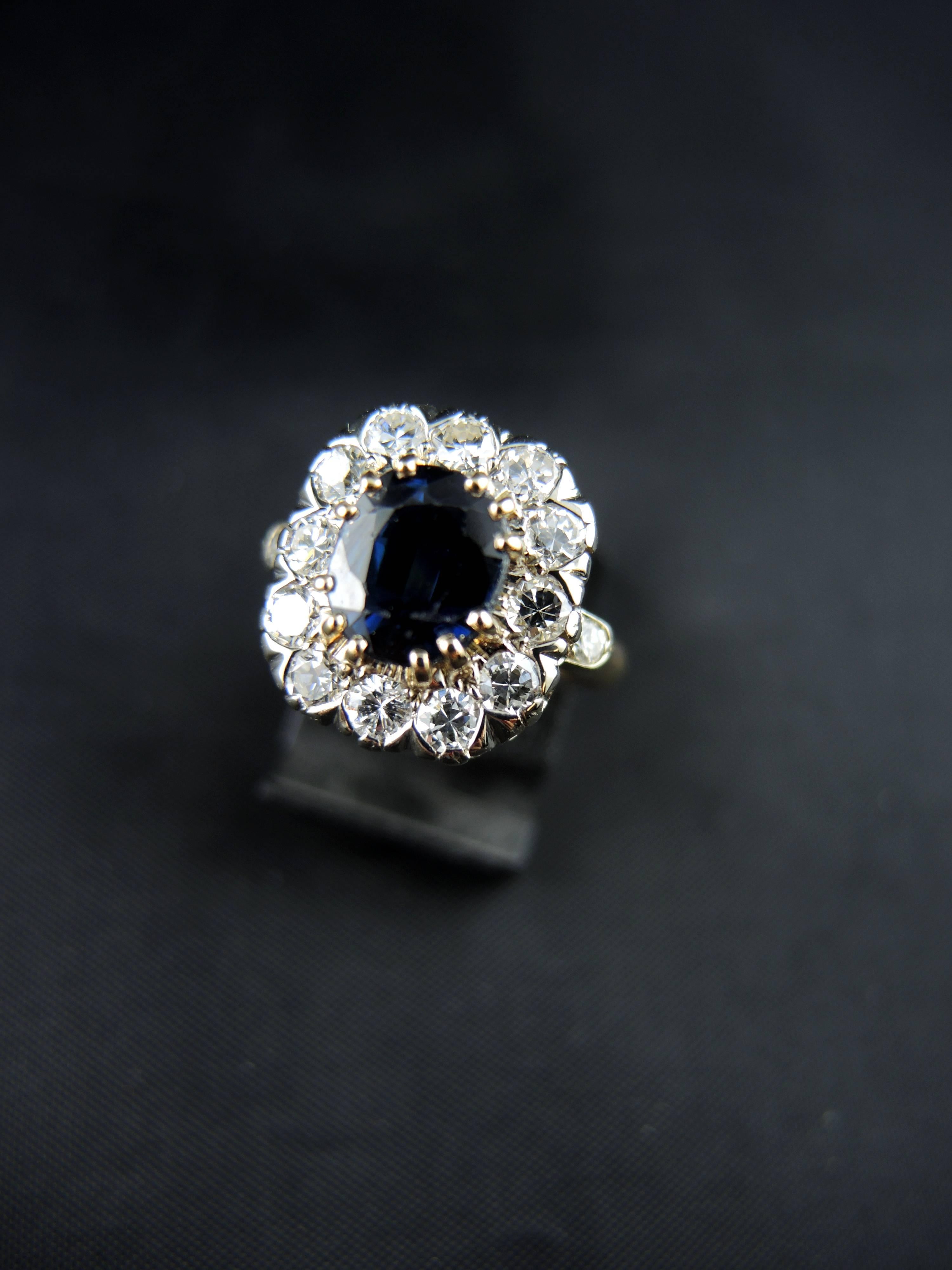 French Gold Engagement Cluster Ring with Sapphire and Diamonds, circa 1980 In Good Condition For Sale In Paris, FR