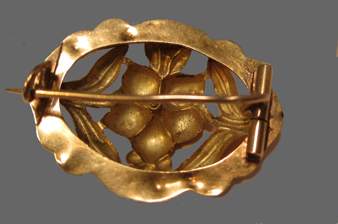 An antique pin from France from the late 19th century, of shaped outline, designed as an openwork 18k gold floral pin. Great on a scarf, shawl, collar, lapel. 

Hallmarked with French eagle head for 18k gold

1 1/4 in. (3.2 cm.) wide; 7/8 in. (2.2