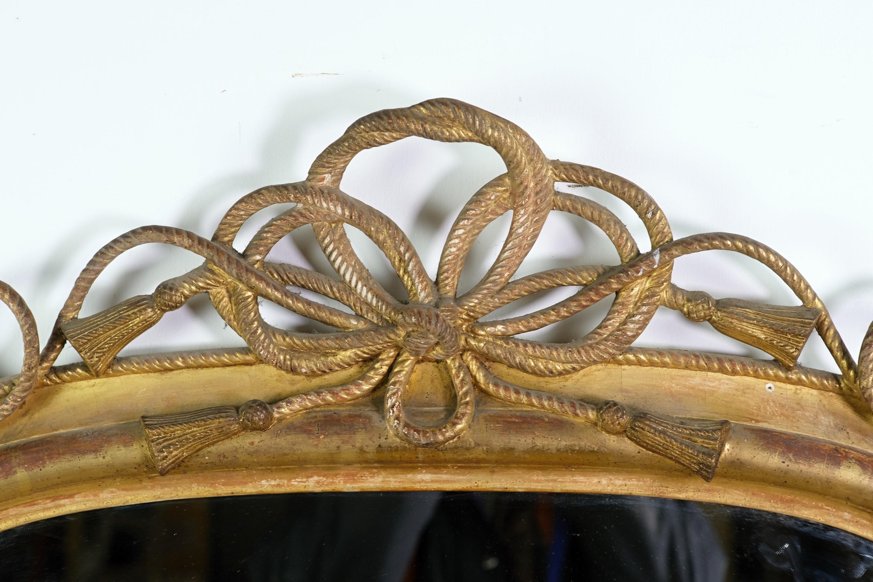 Francese Specchio da parete francese dorato con design a corda e nappe in vendita