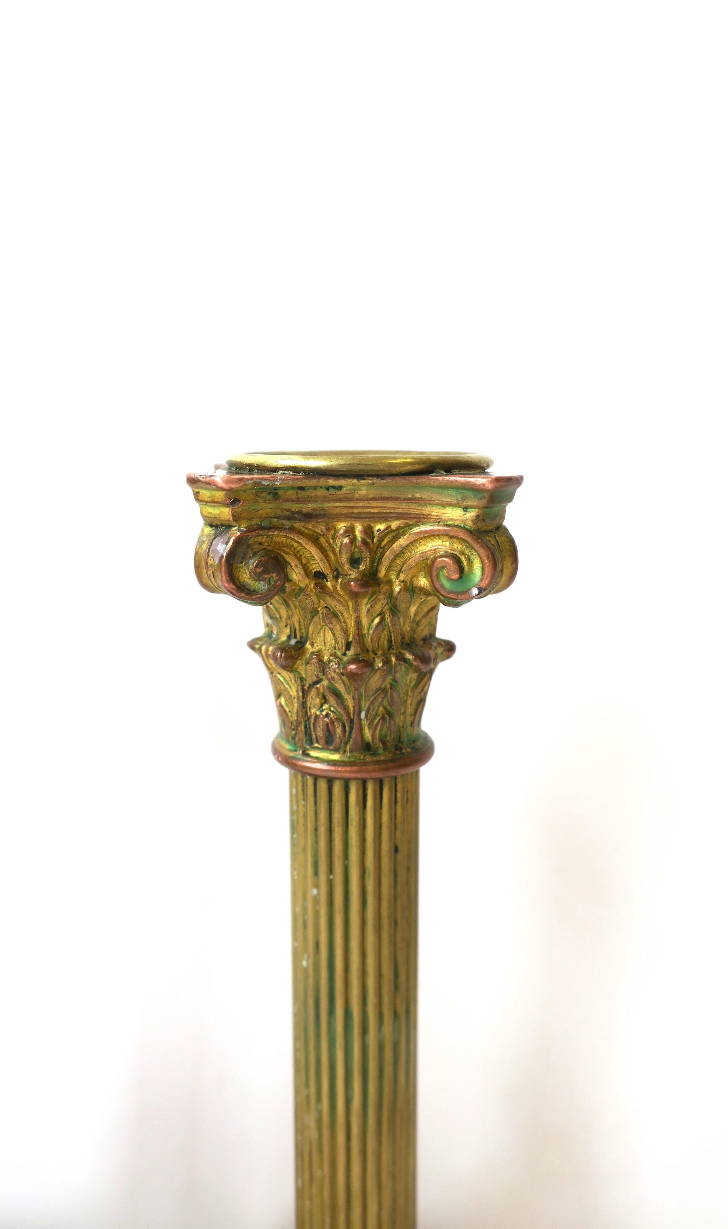 Paire de bougeoirs néoclassiques français à colonnes en bronze en vente 3