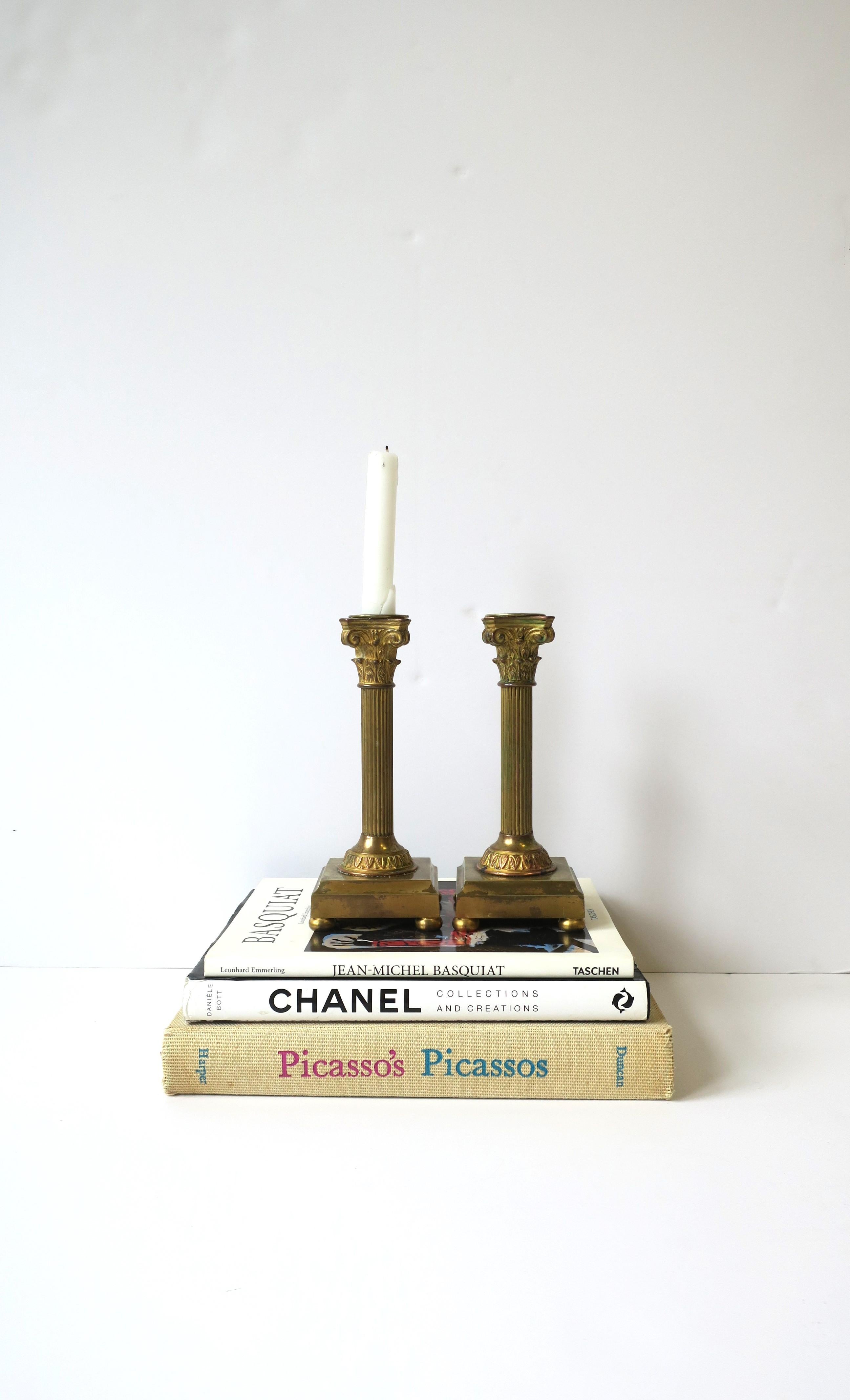 Französische neoklassizistische Bronze-Säulen-Säulen-Kerzenständer, Paar (Neoklassisch) im Angebot