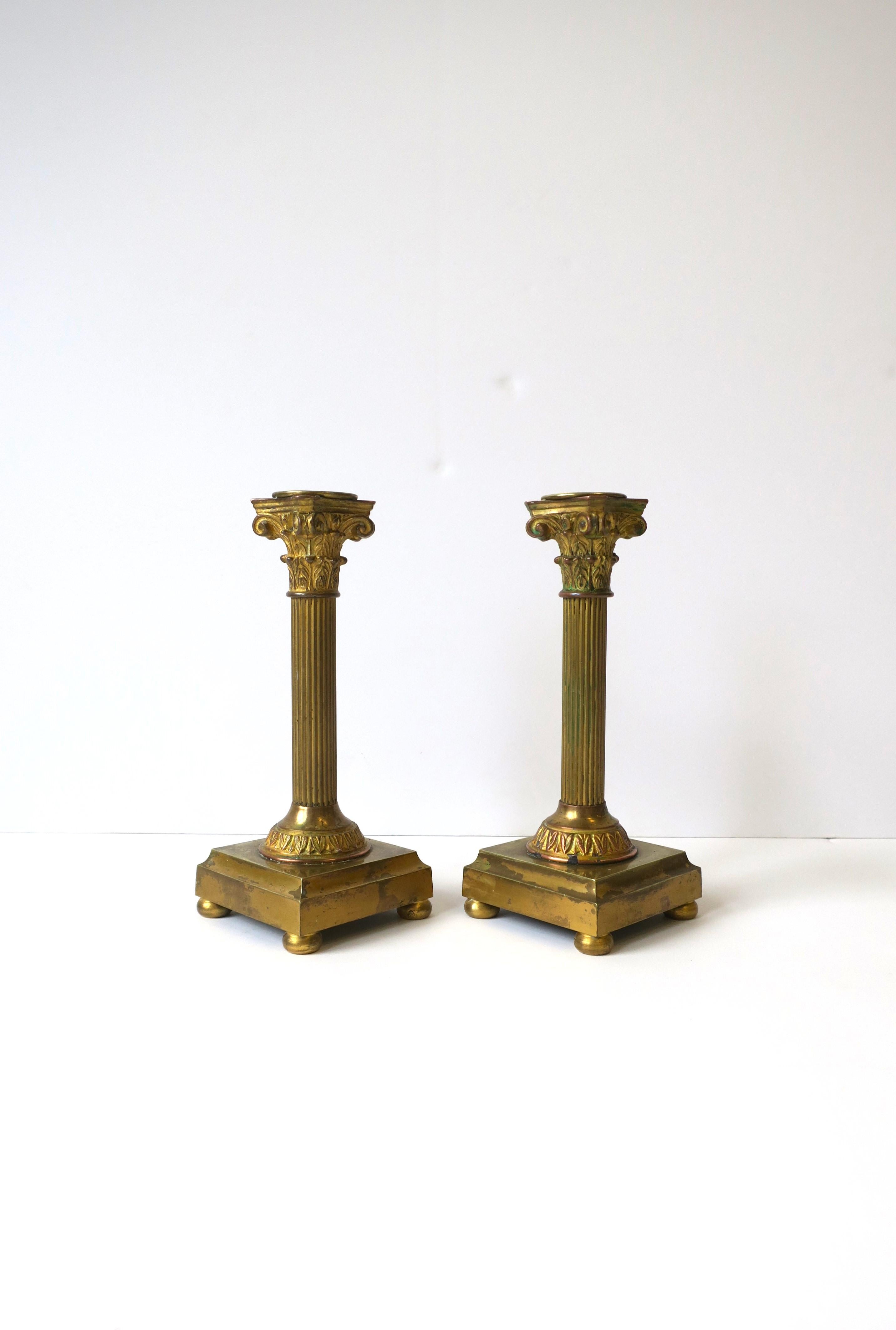 Paire de bougeoirs néoclassiques français à colonnes en bronze en vente 1