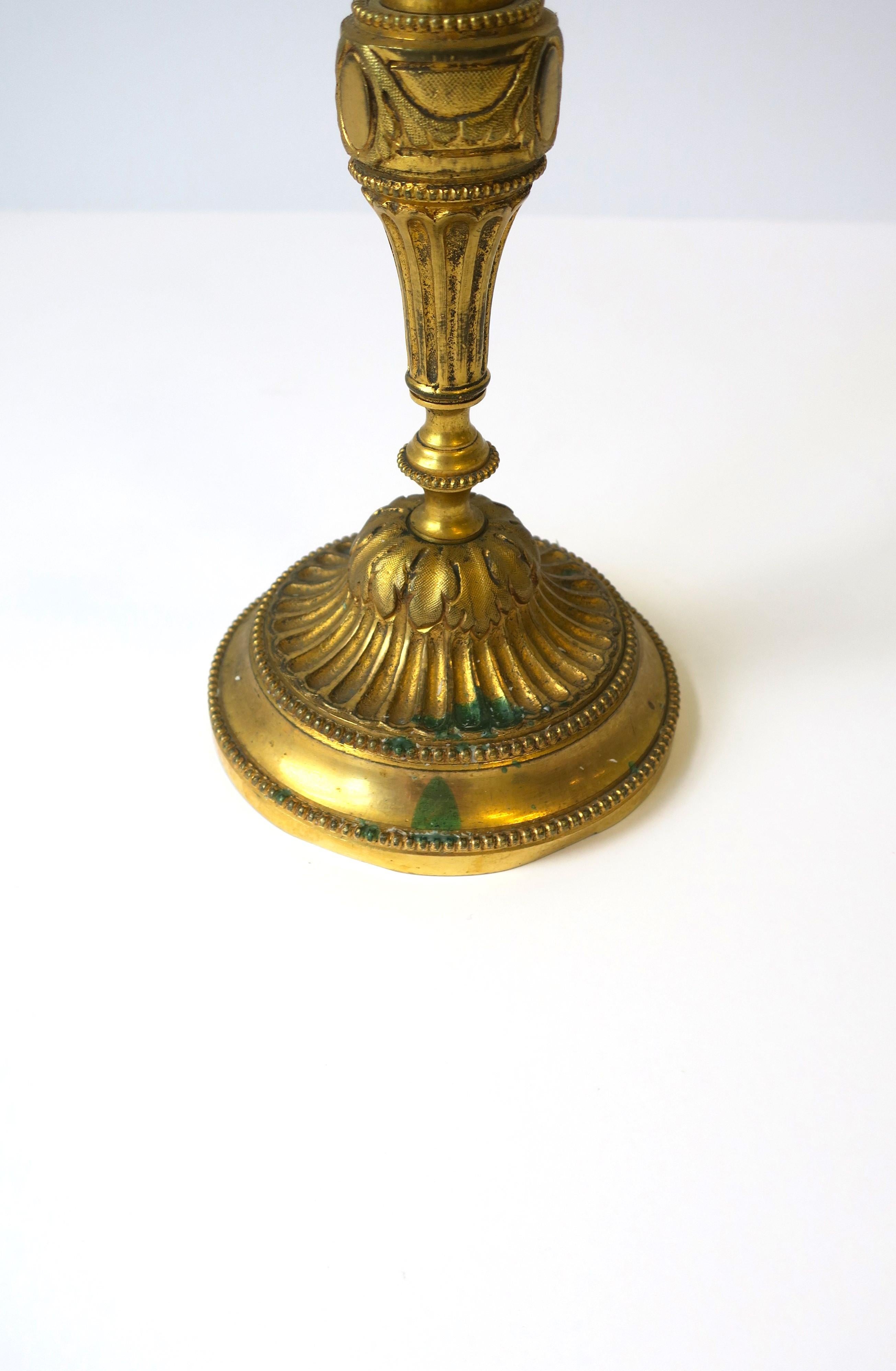 Neoklassizistische Kerzenständer aus Gold und vergoldeter Bronze, Paar im Angebot 8