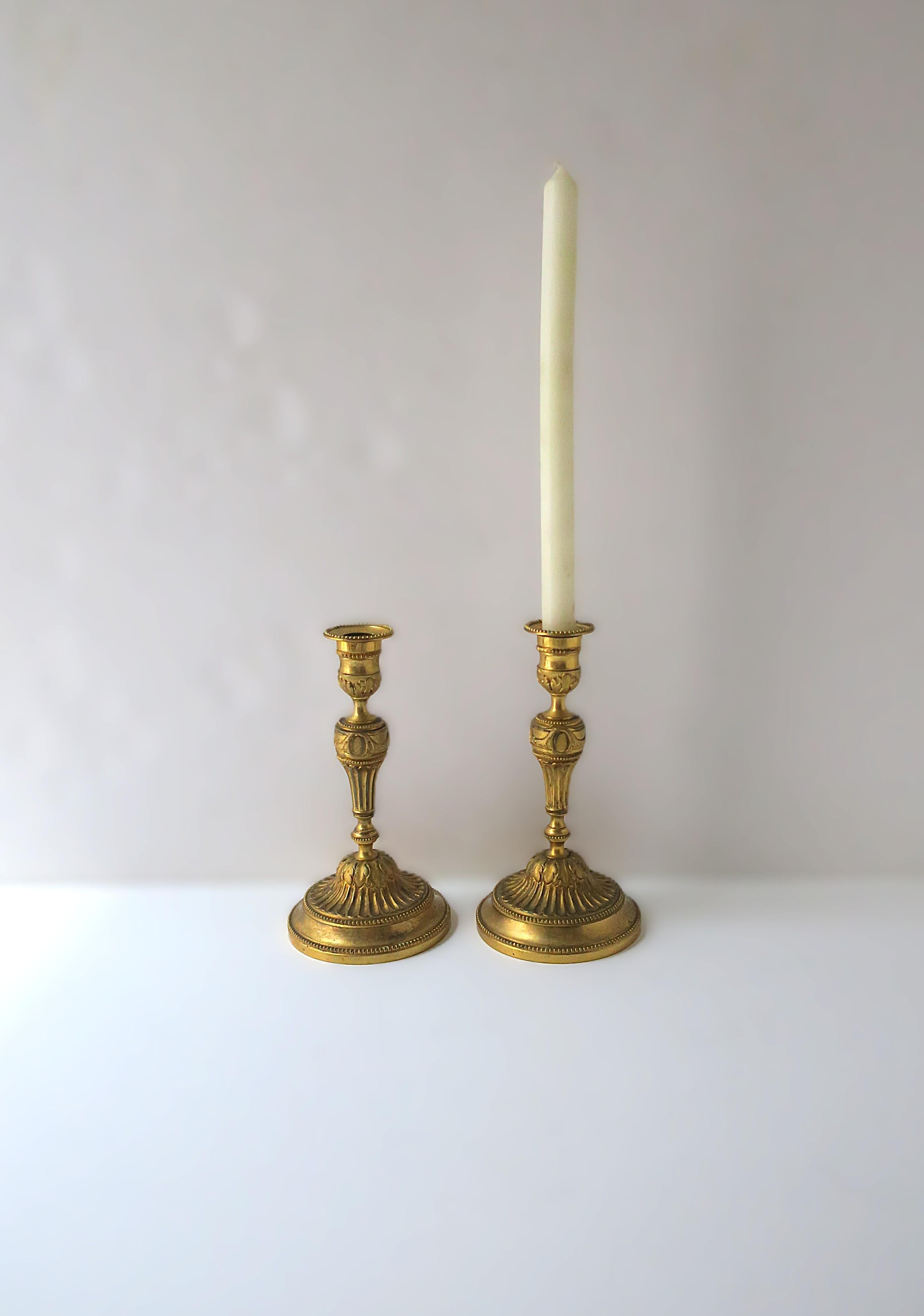 Portacandele neoclassici francesi in bronzo dorato, coppia in vendita 5