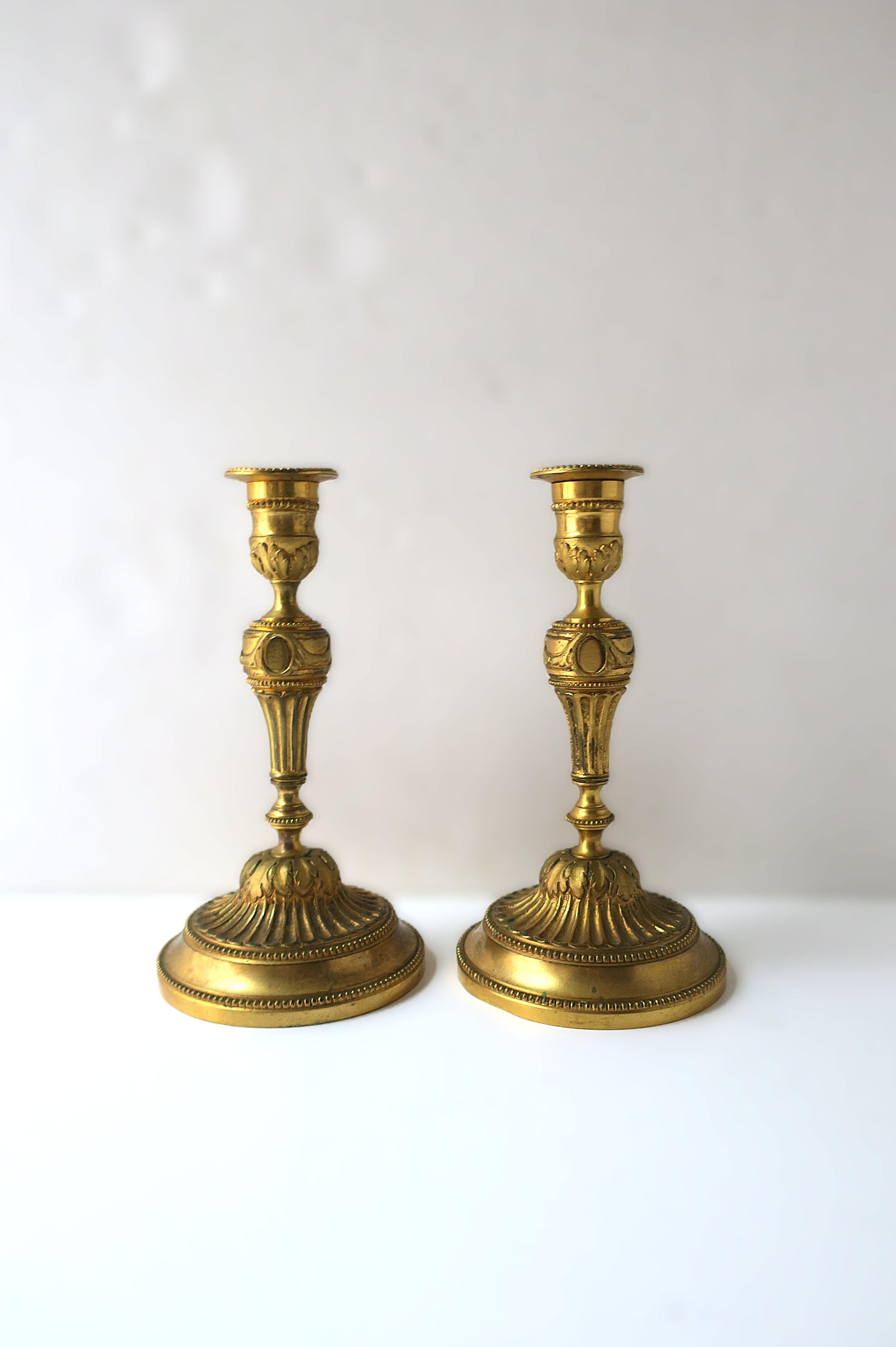 Portacandele neoclassici francesi in bronzo dorato, coppia in vendita 6