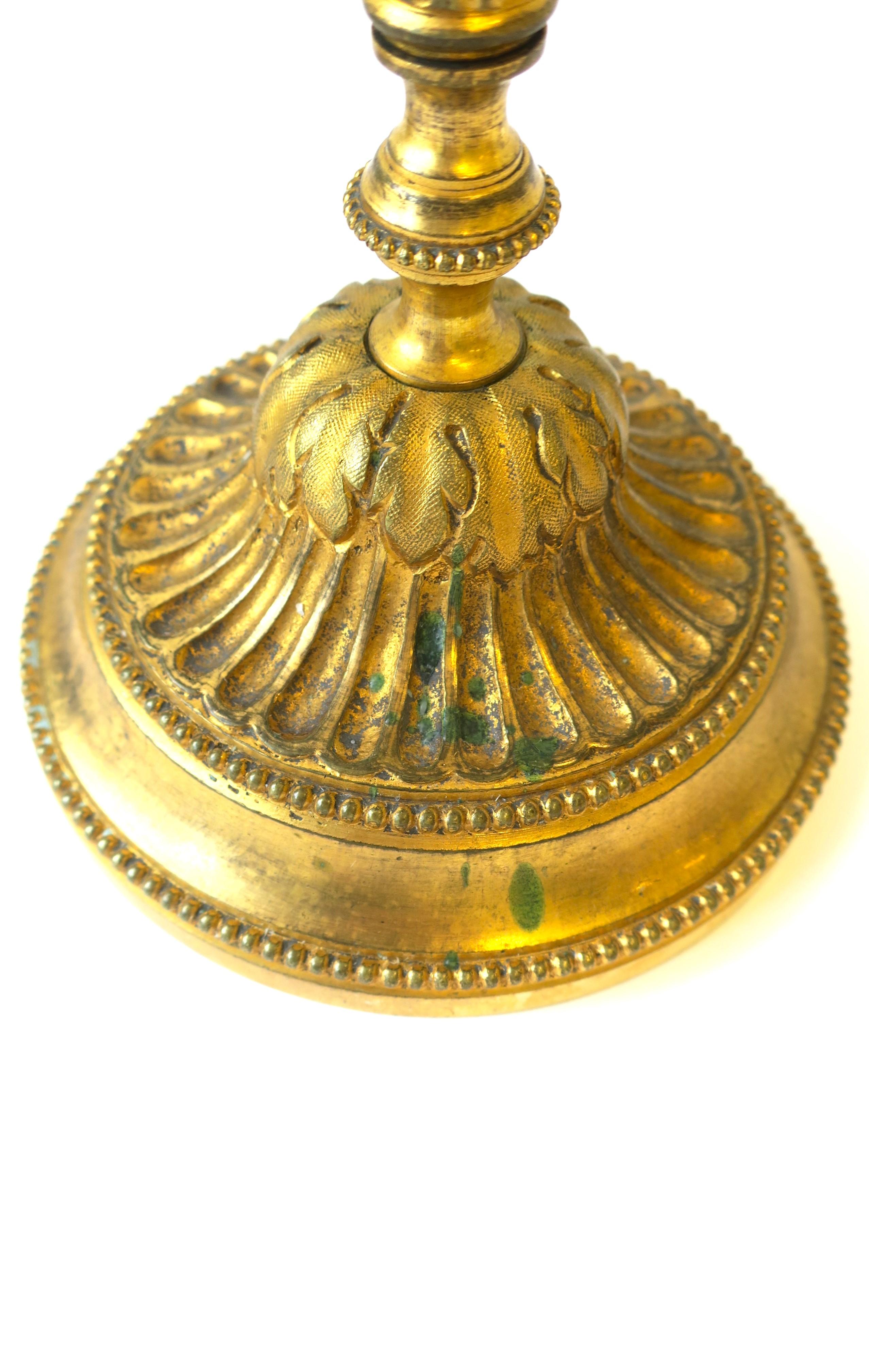 Neoklassizistische Kerzenständer aus Gold und vergoldeter Bronze, Paar im Angebot 9