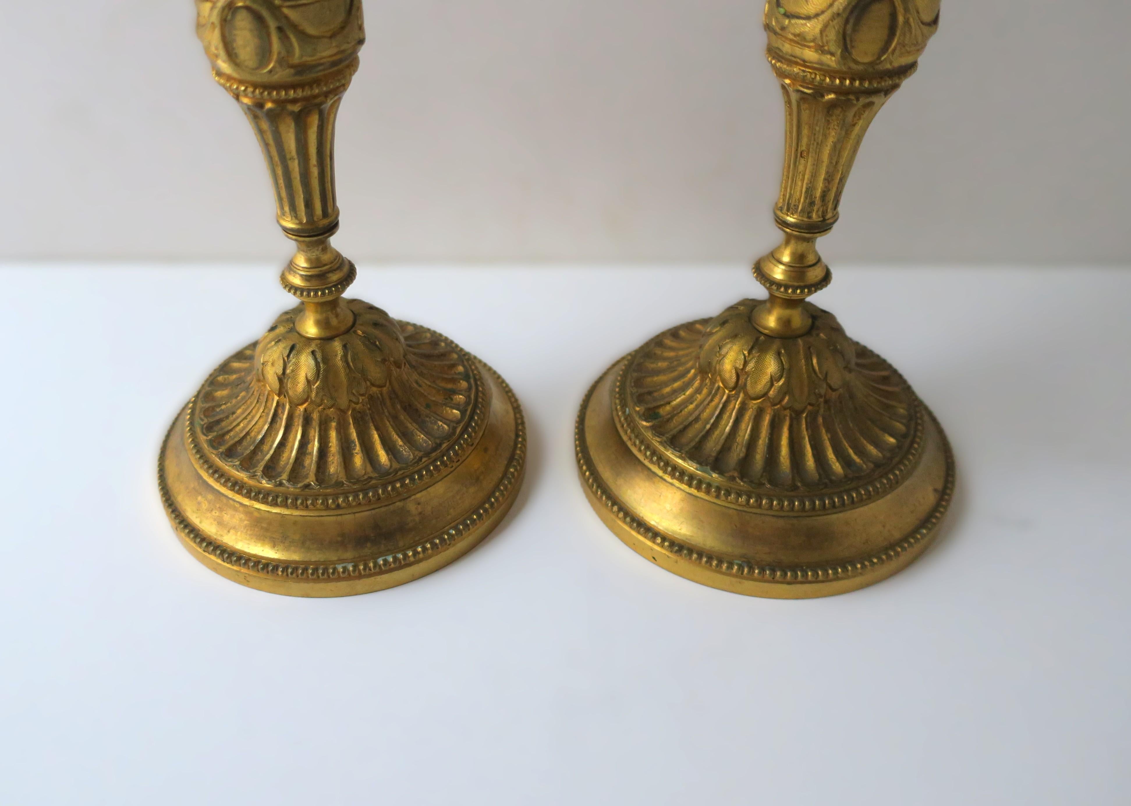 Portacandele neoclassici francesi in bronzo dorato, coppia in vendita 8