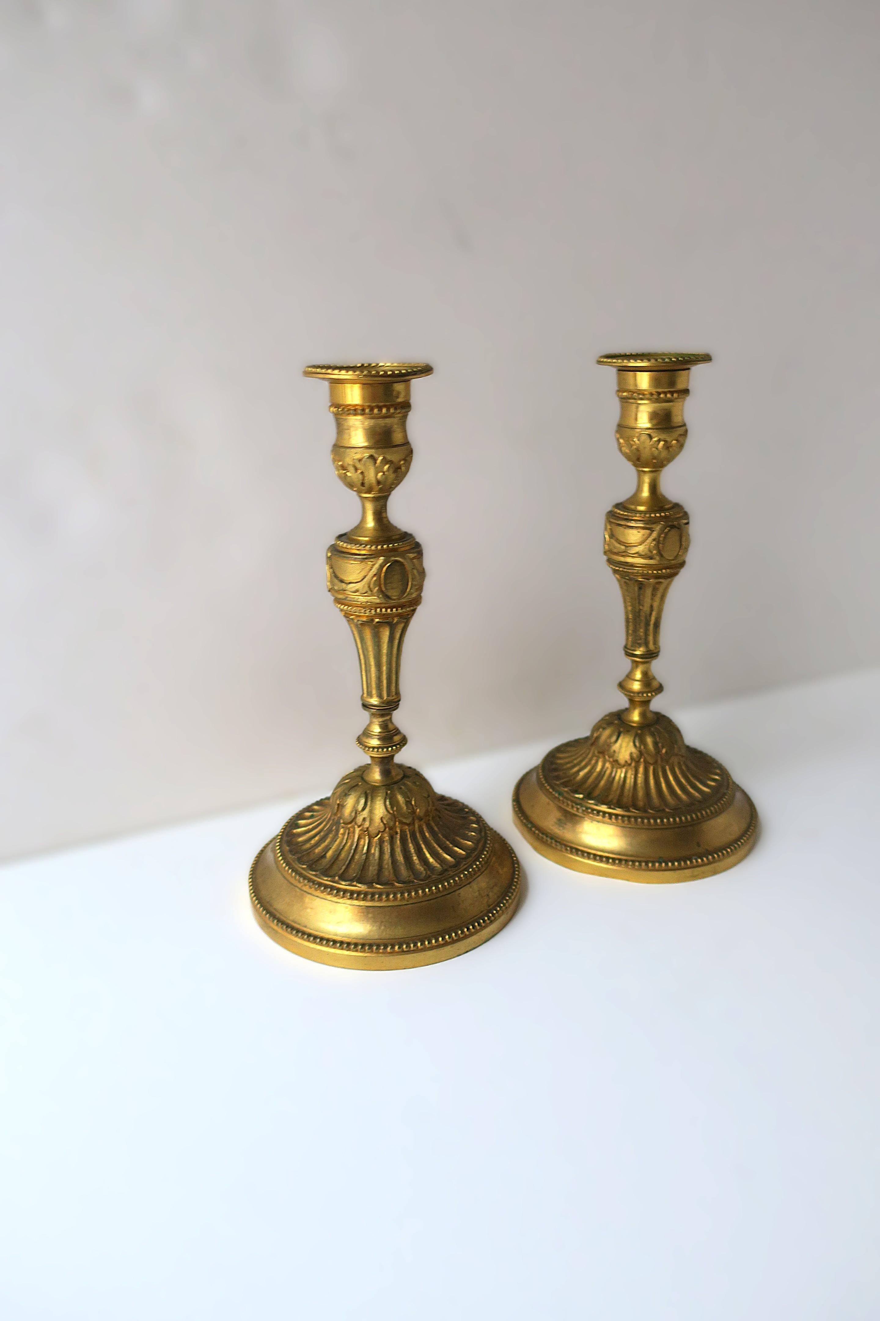 Portacandele neoclassici francesi in bronzo dorato, coppia in vendita 7